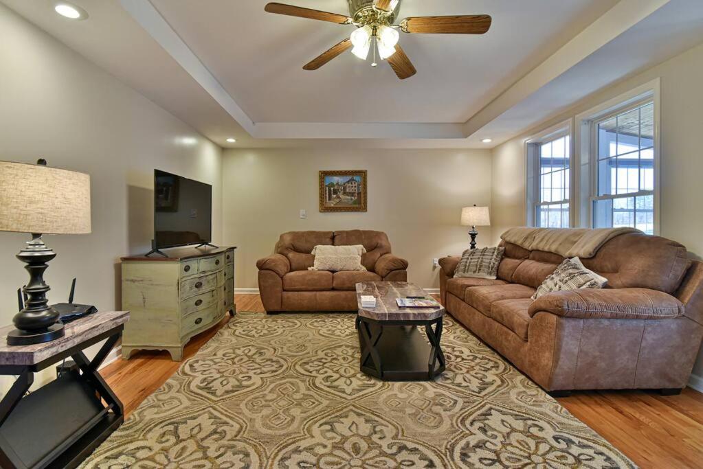 Hotel Gorgeous home with hot tub just 7 miles to downtown Asheville! - Image 1