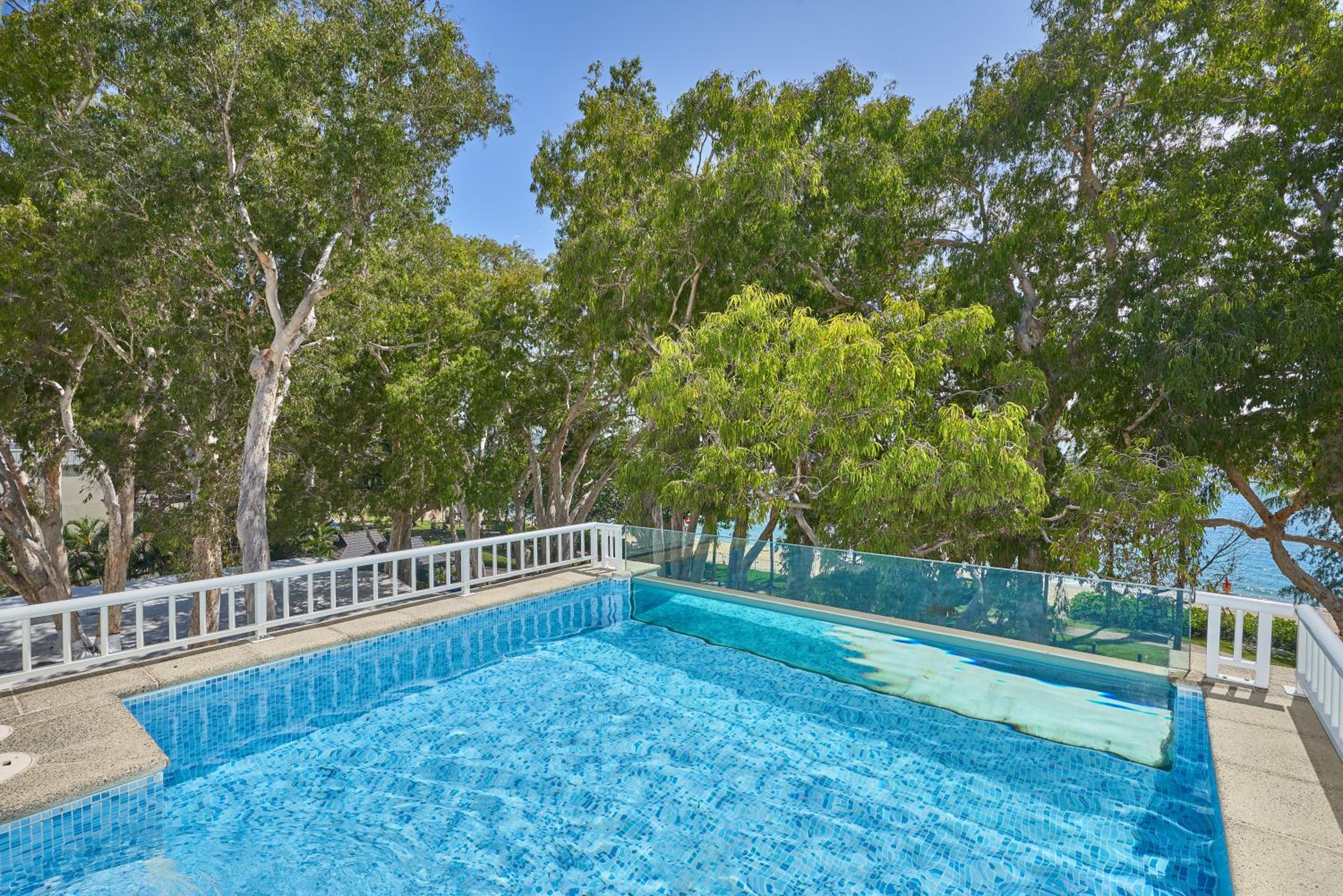 Oceanfront Penthouse Apartment Beach Club Palm Cove
