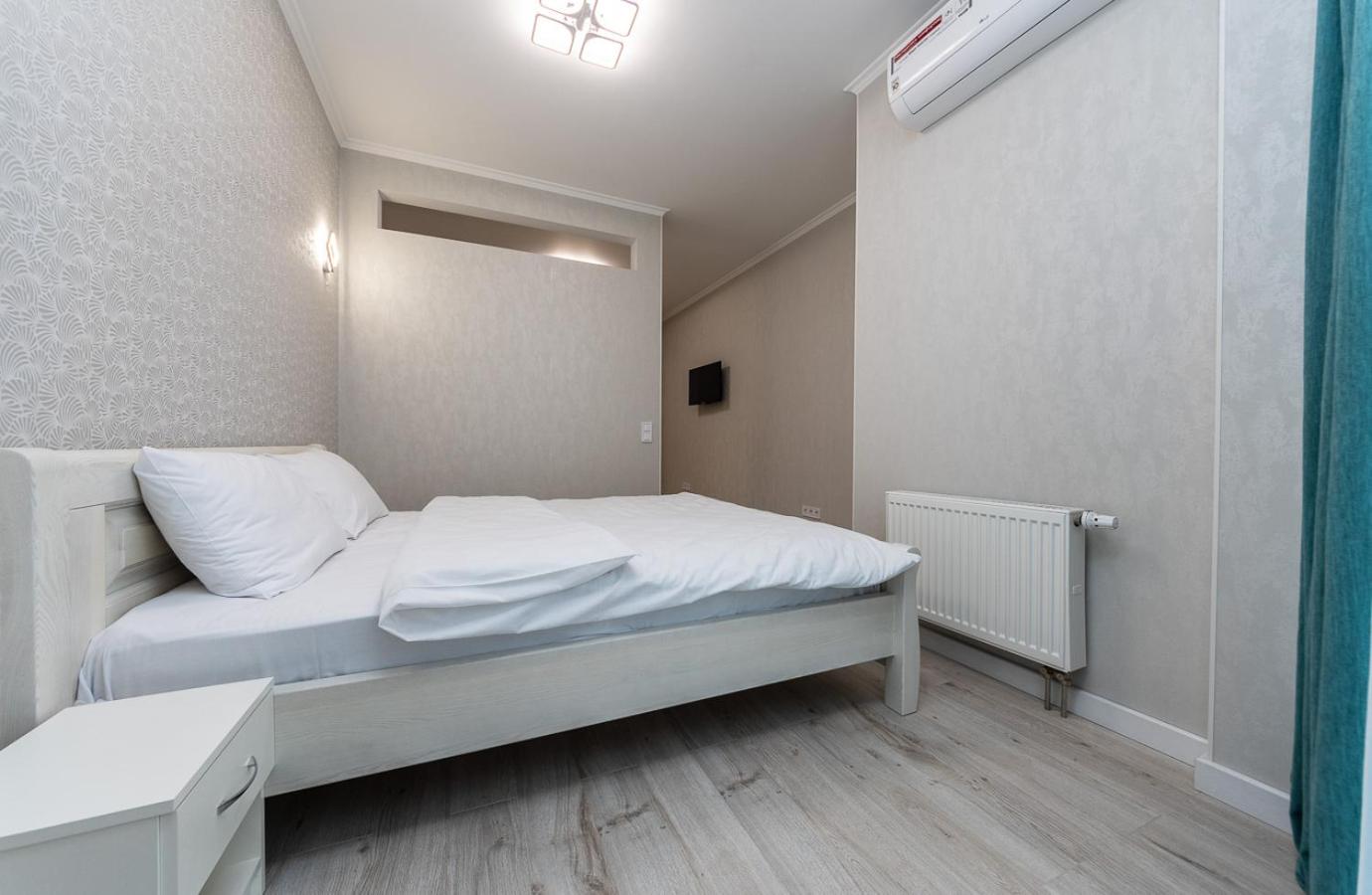 FlatRent Drahomanova 2a, Генератор! ліфти вода опалення! view 2