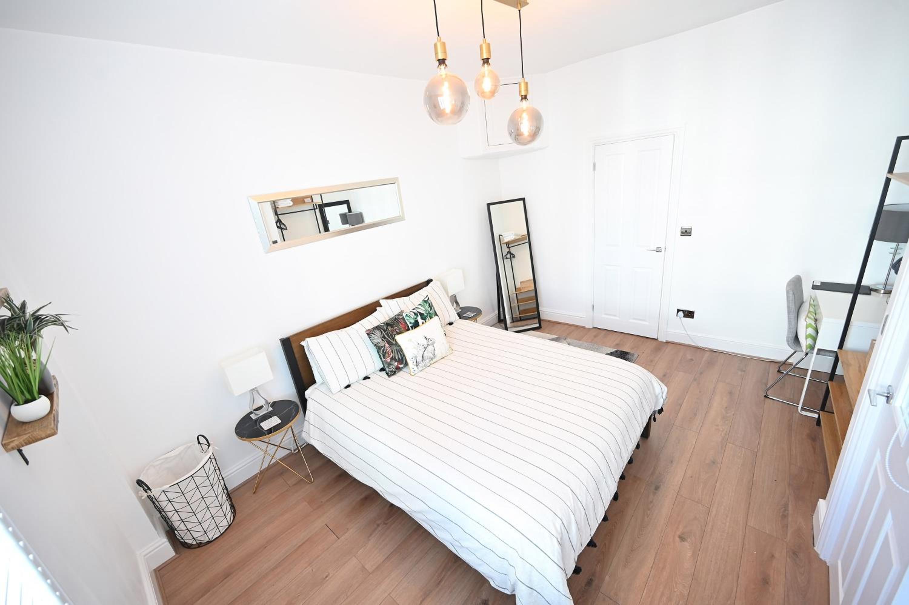 The Teapot Cottage in Town Centre FREE Parking view 4