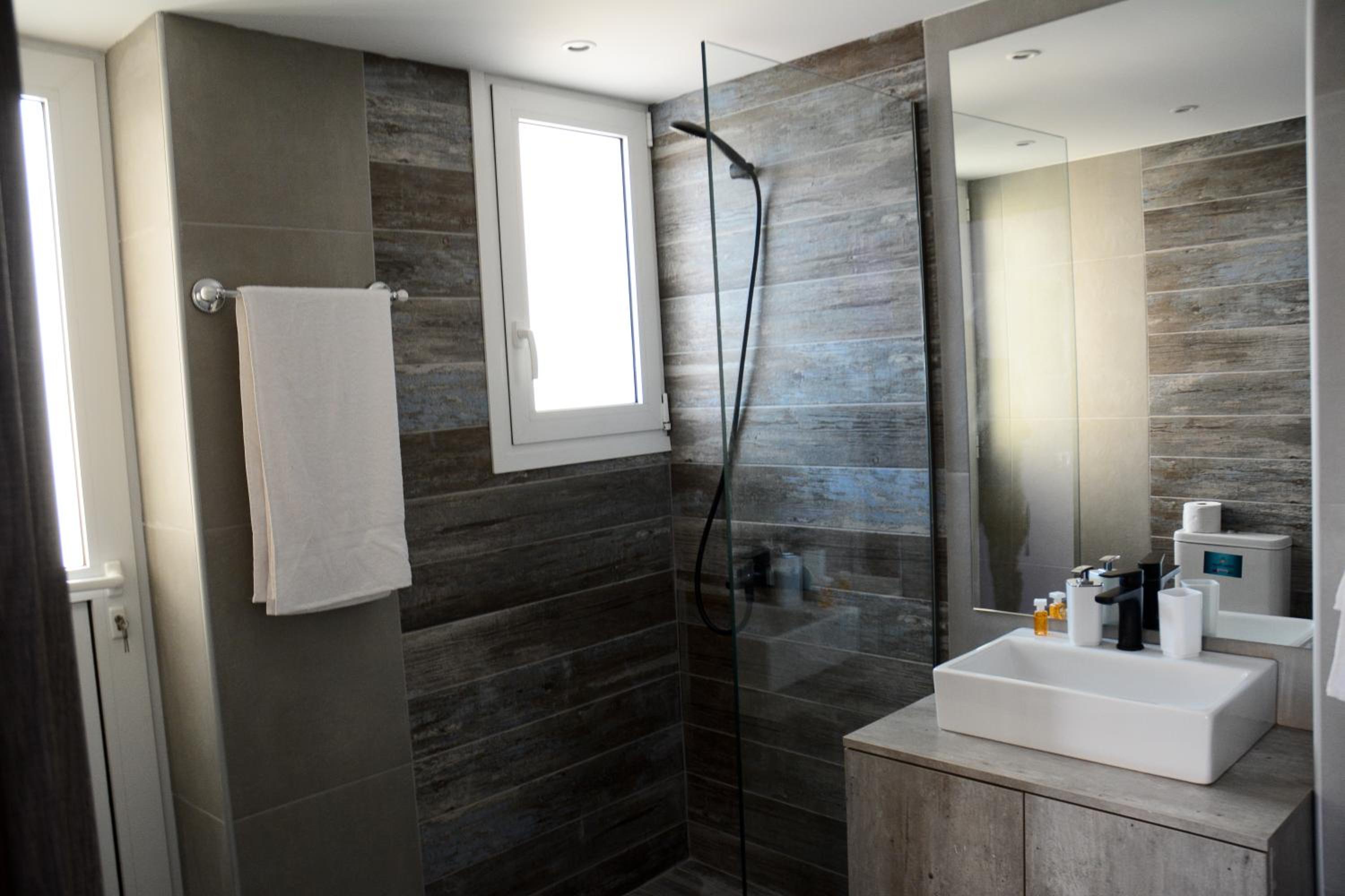 DAFNI LUXURY SUITES