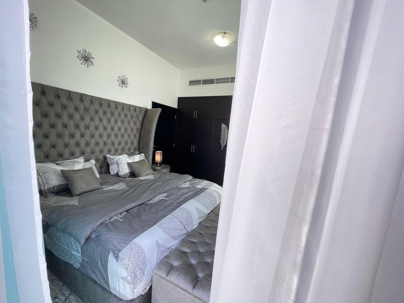 Luxury Room with Marina view close to JBR Beach and Metro with Shared Kitchen