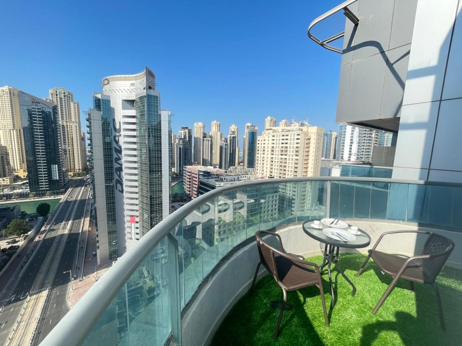 Luxury Room with Marina view close to JBR Beach and Metro with Shared Kitchen