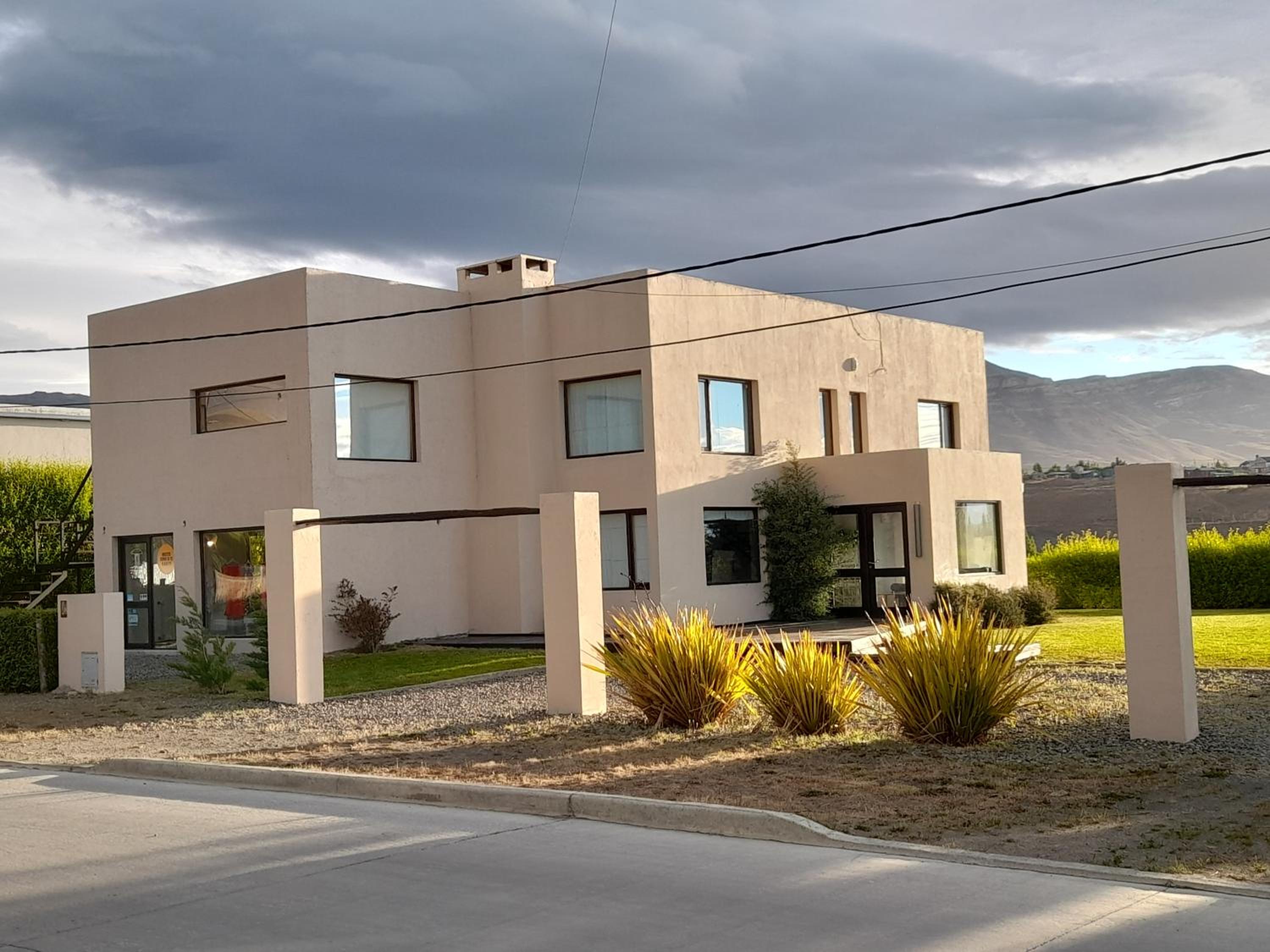 CASA LUMINOSA CON PARQUE y VISTA ESPECTACULAR
