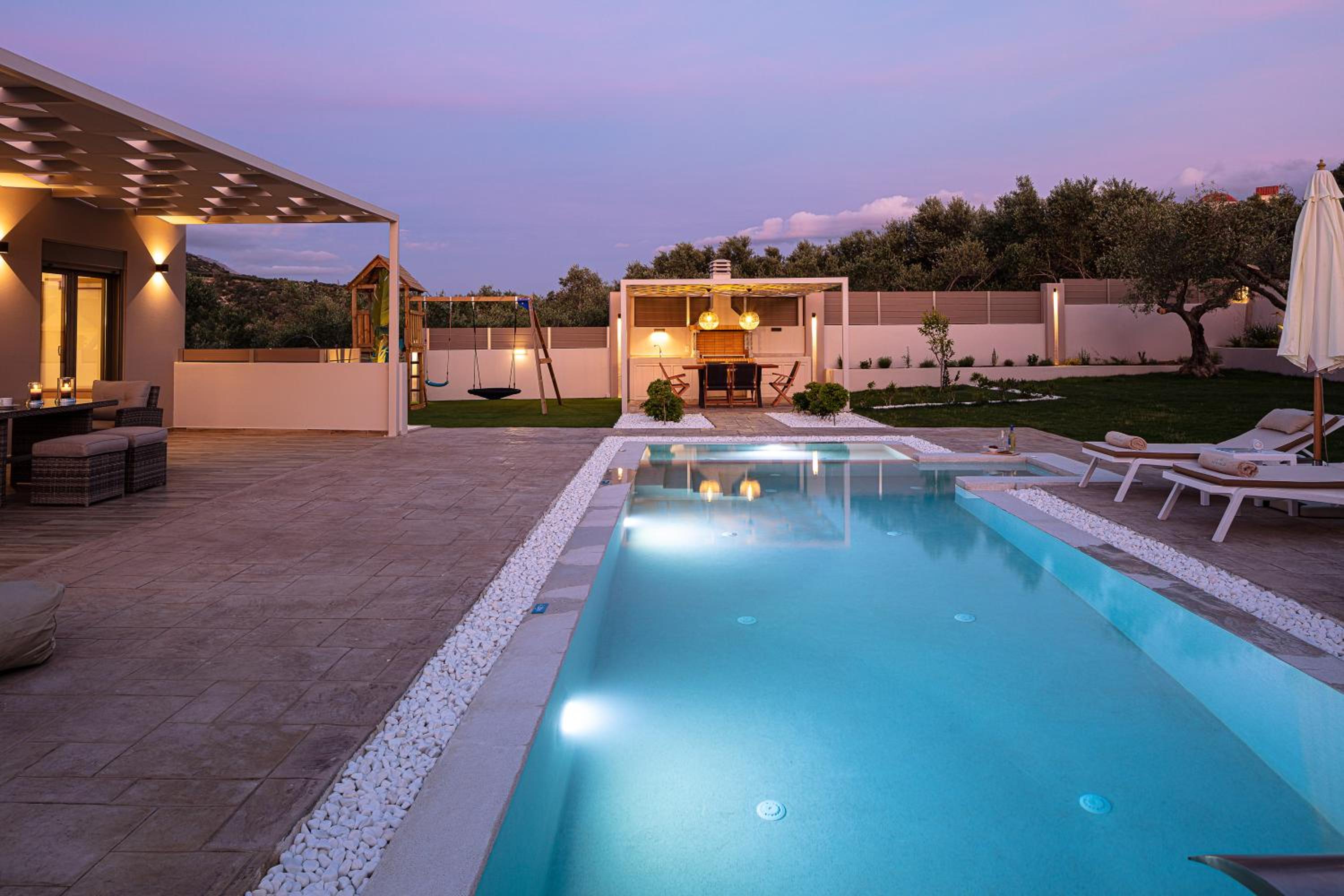 Koin Villa Sunrise, with Heated Pool & Whirlpool