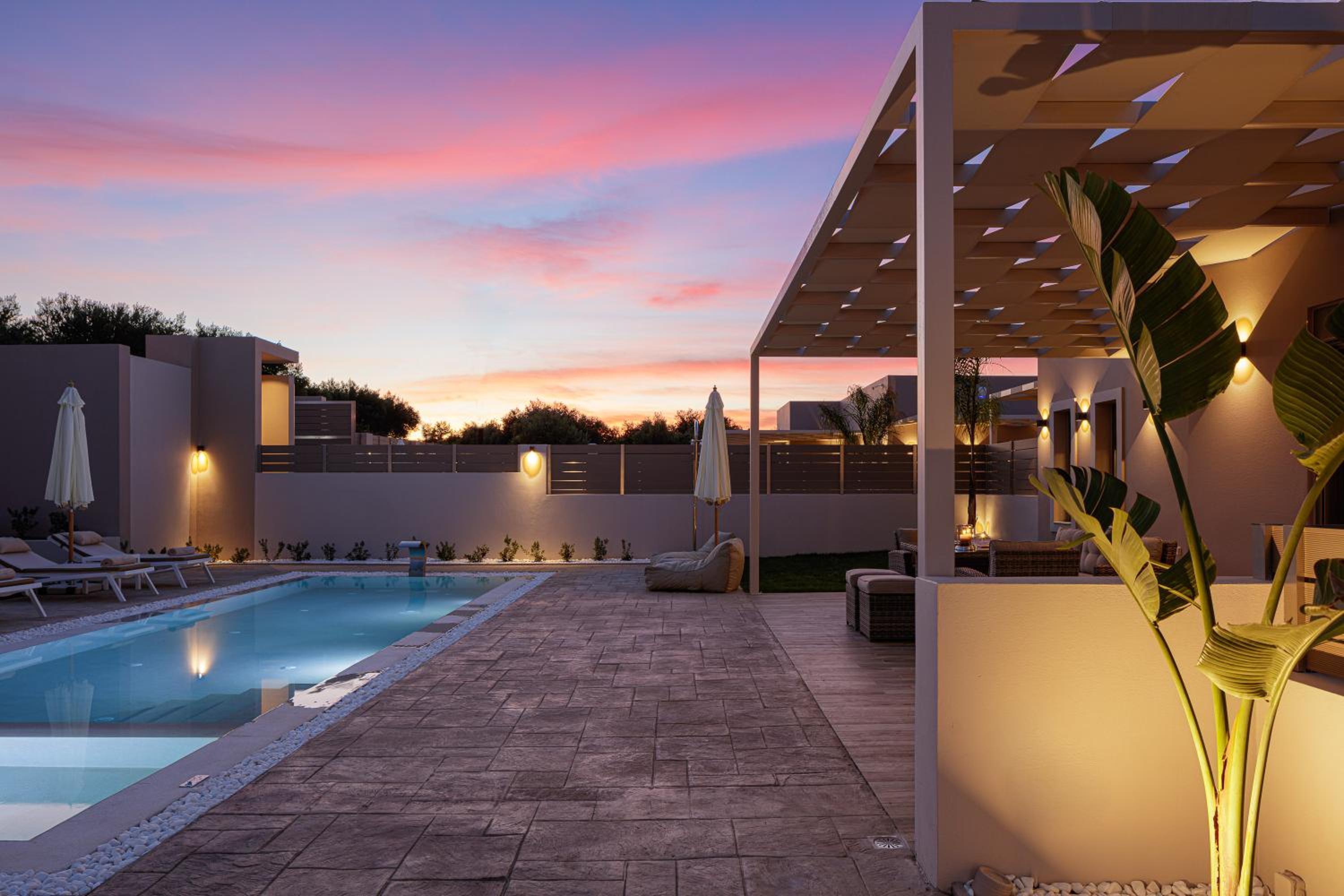 Koin Villa Sunrise, with Heated Pool & Whirlpool