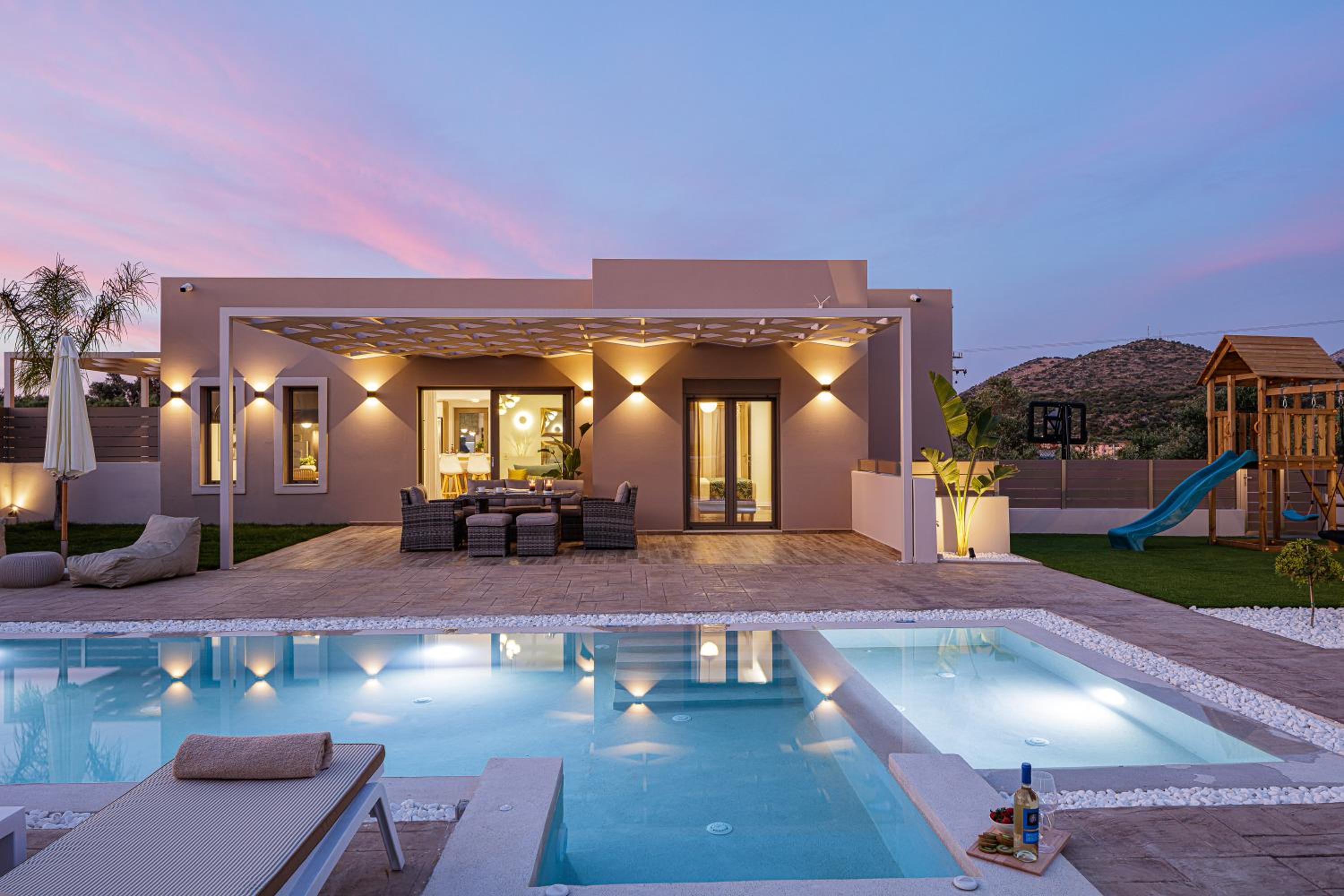Koin Villa Sunrise, with Heated Pool & Whirlpool