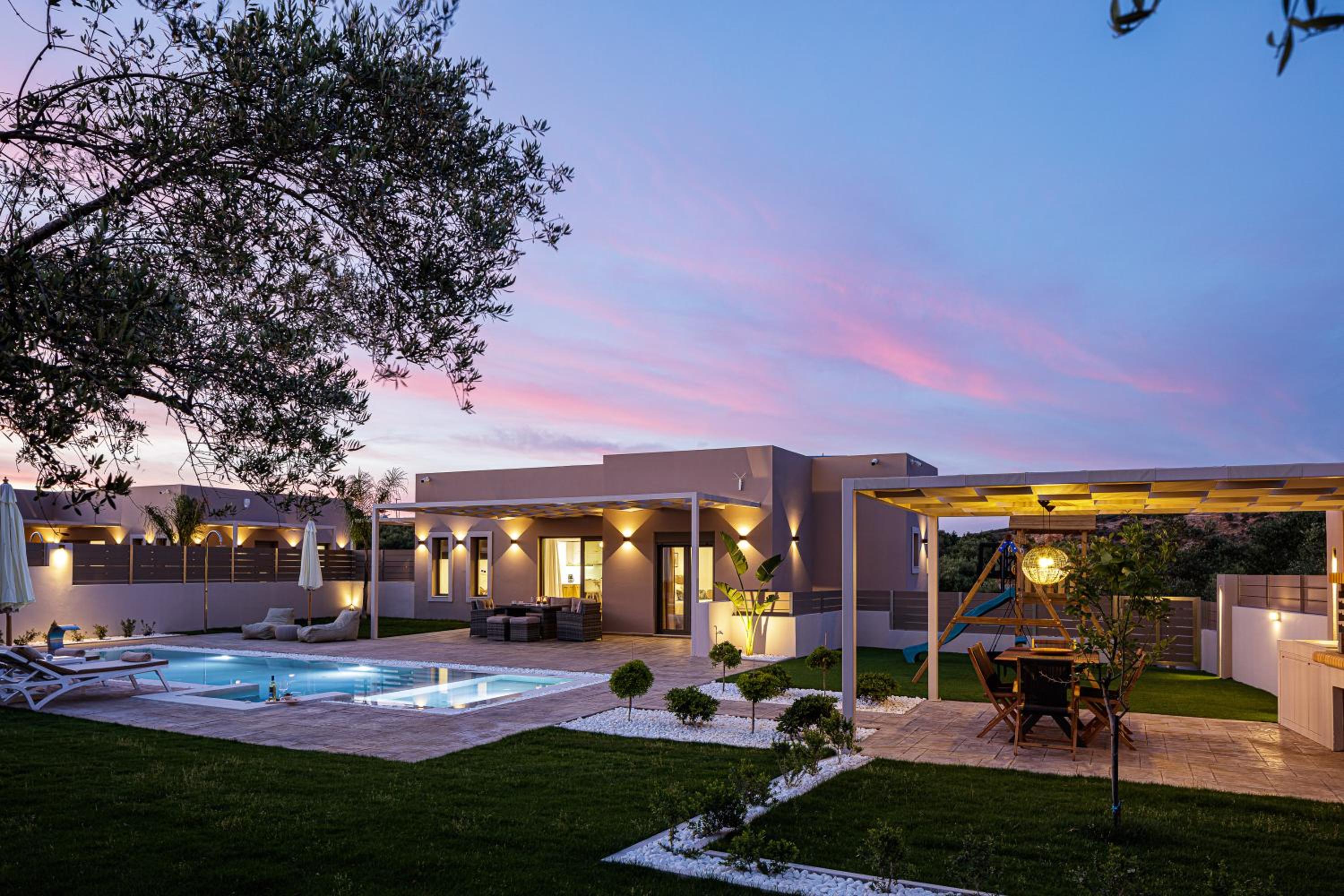 Koin Villa Sunrise, with Heated Pool & Whirlpool