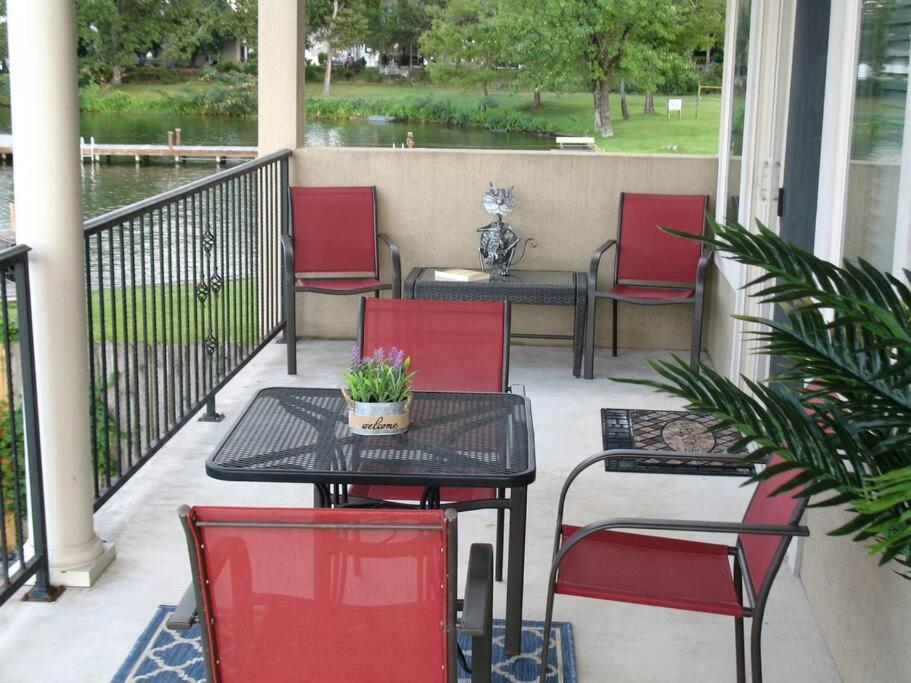 Beautiful Lakefront Condo 2 En Suite BRs view 5