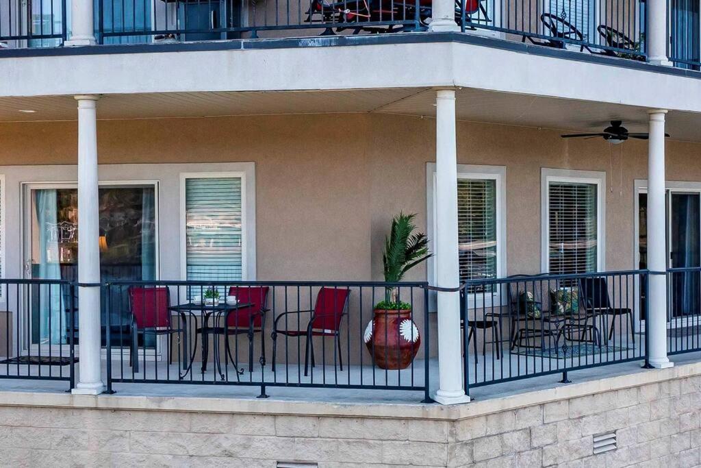 Beautiful Lakefront Condo 2 En Suite BRs view 2