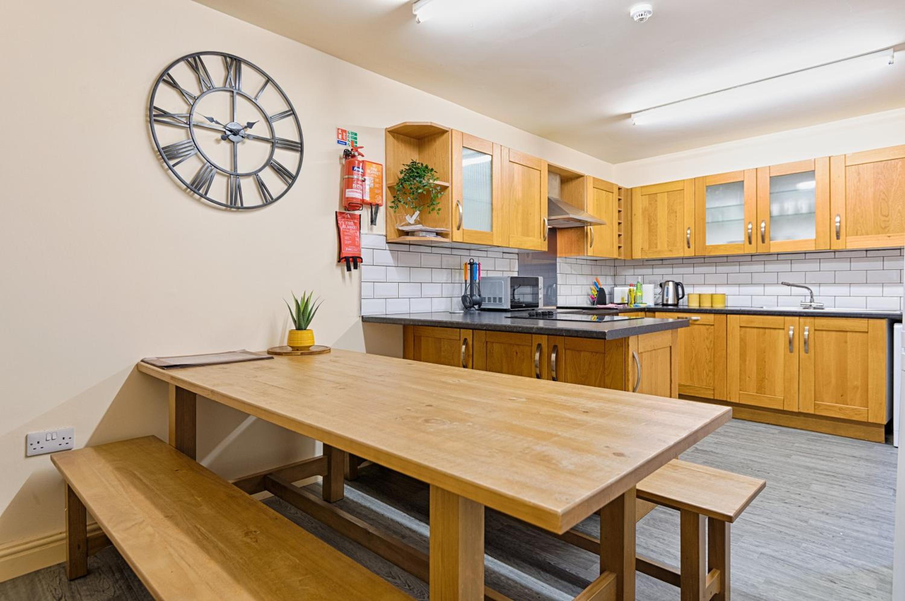 5 Bed - 4 Doubles - Smart TVs - Contractor Base view 4