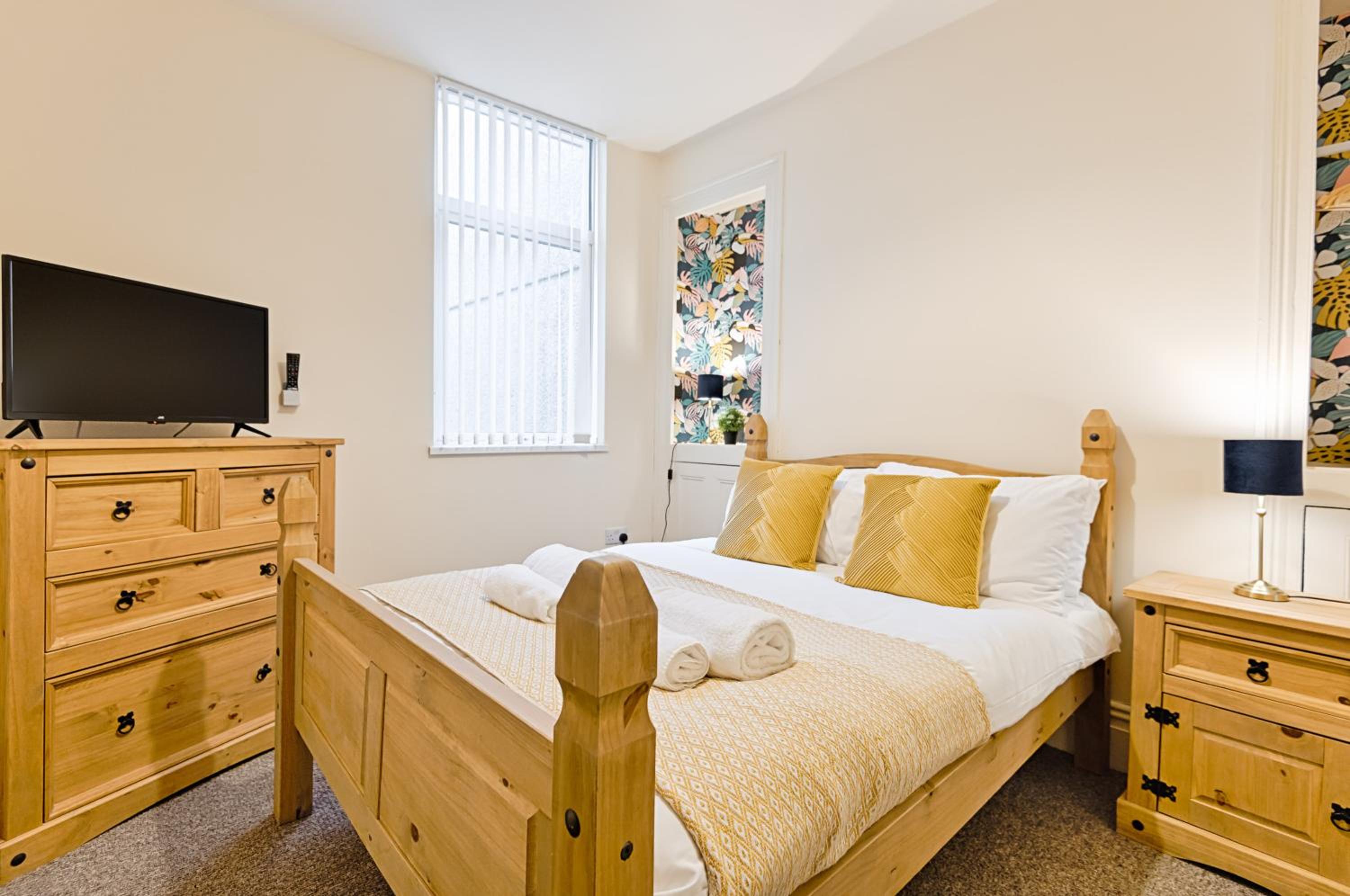 5 Bed - 4 Doubles - Smart TVs - Contractor Base view 2