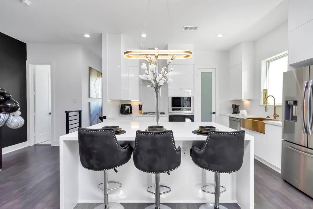 The Suite Spot! Downtown Skyline Views! Sleeps 12 view 5