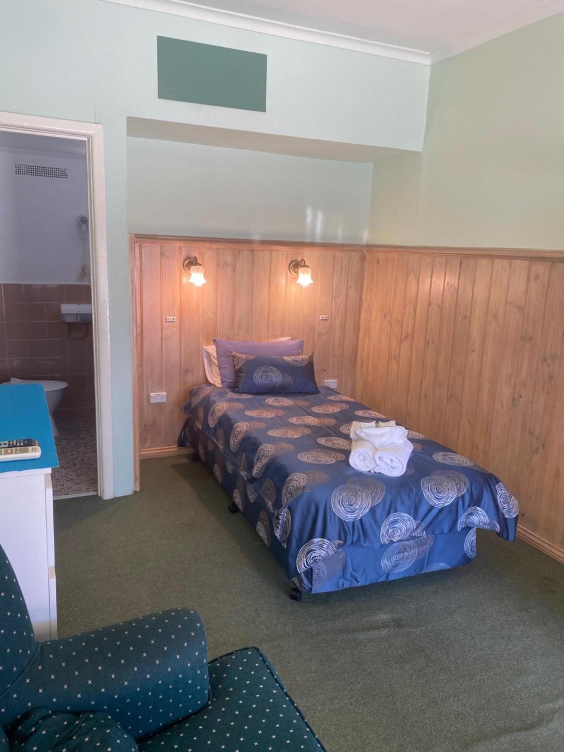 Paddle Steamer Motel