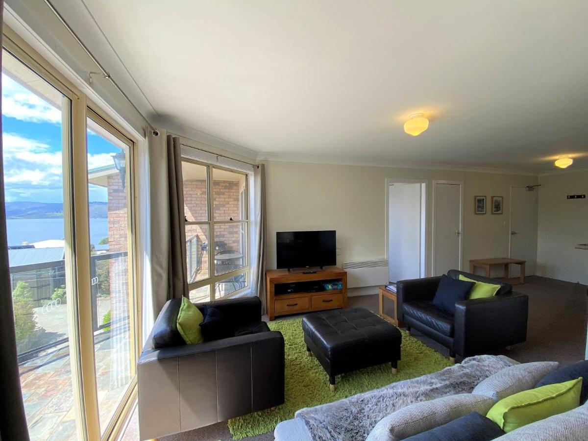 Caribou 3 Views over Lake Jindabyne with Wifi