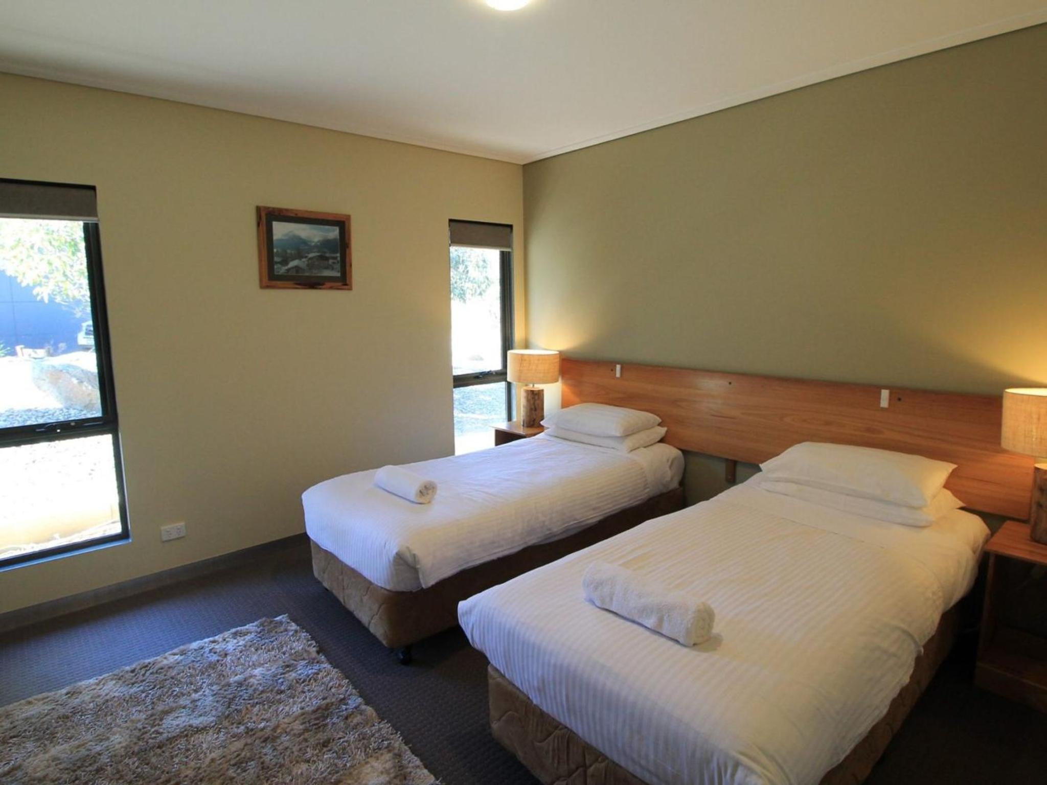Kickenback Lodge - 3BR Lodge l Gym l Indoor Pool l Tennis l WiFi l Air-Con