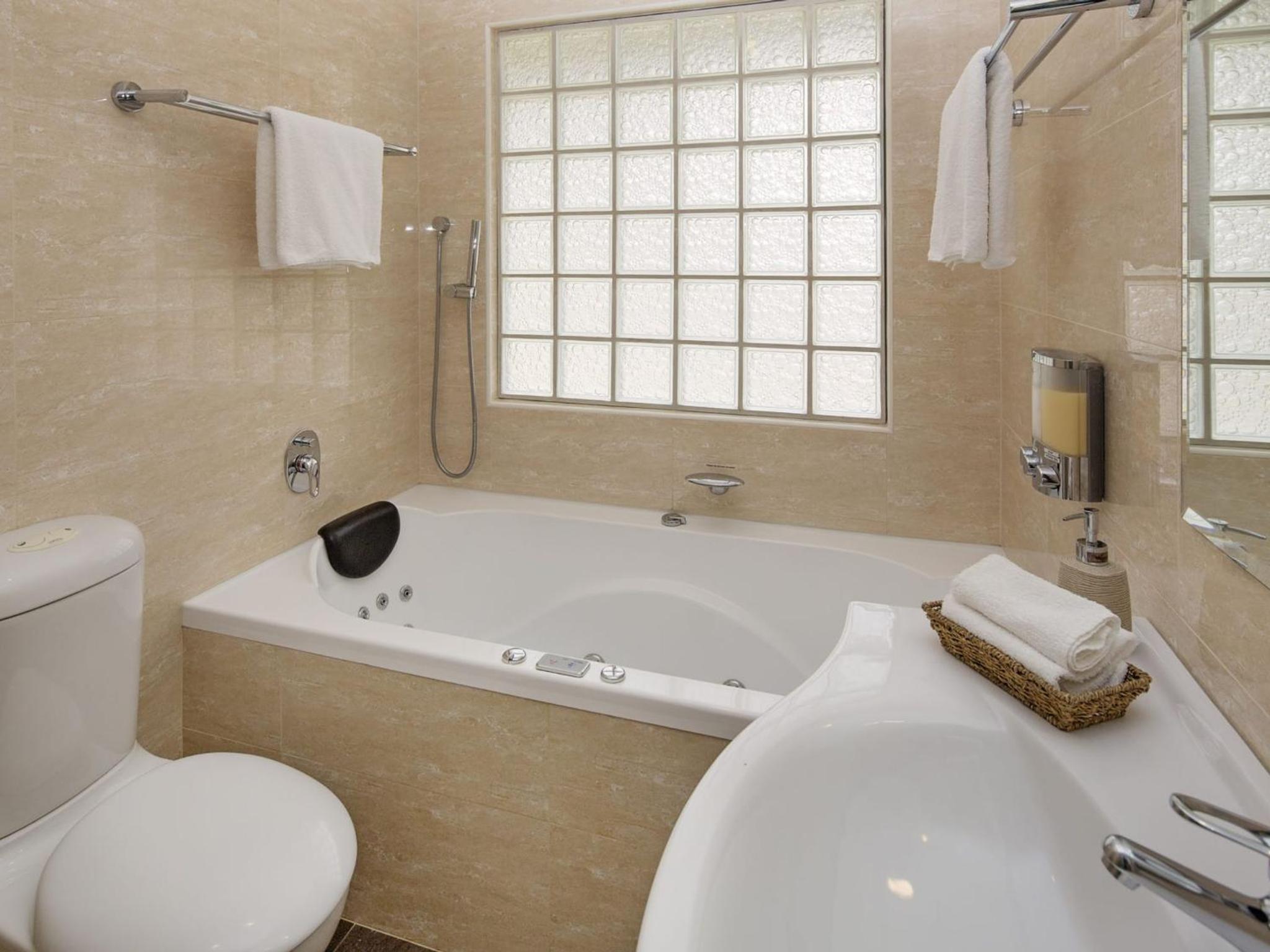 Kickenback Lodge - 3BR Lodge l Gym l Indoor Pool l Tennis l WiFi l Air-Con
