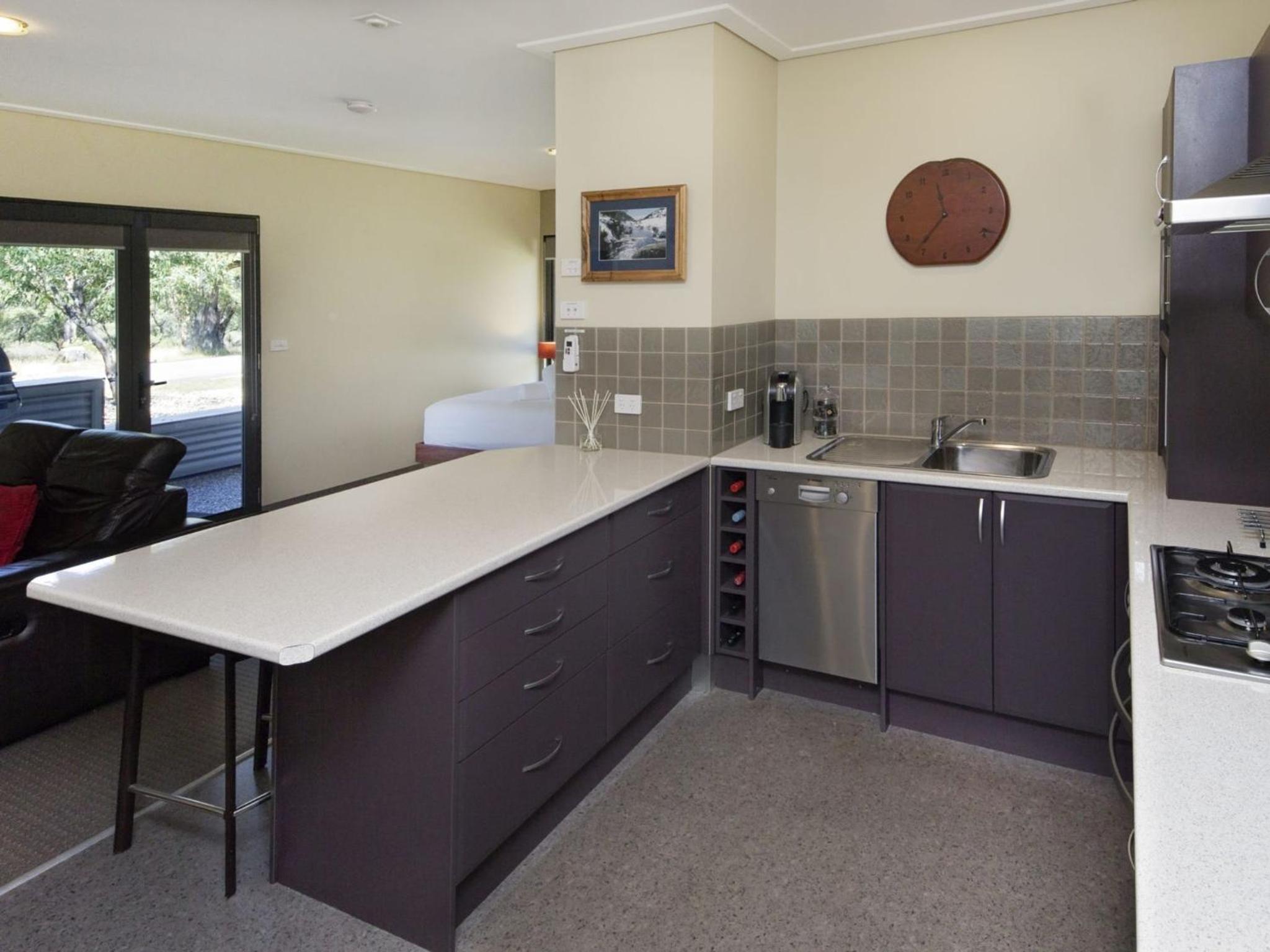 Kickenback Lodge - 3BR Lodge l Gym l Indoor Pool l Tennis l WiFi l Air-Con