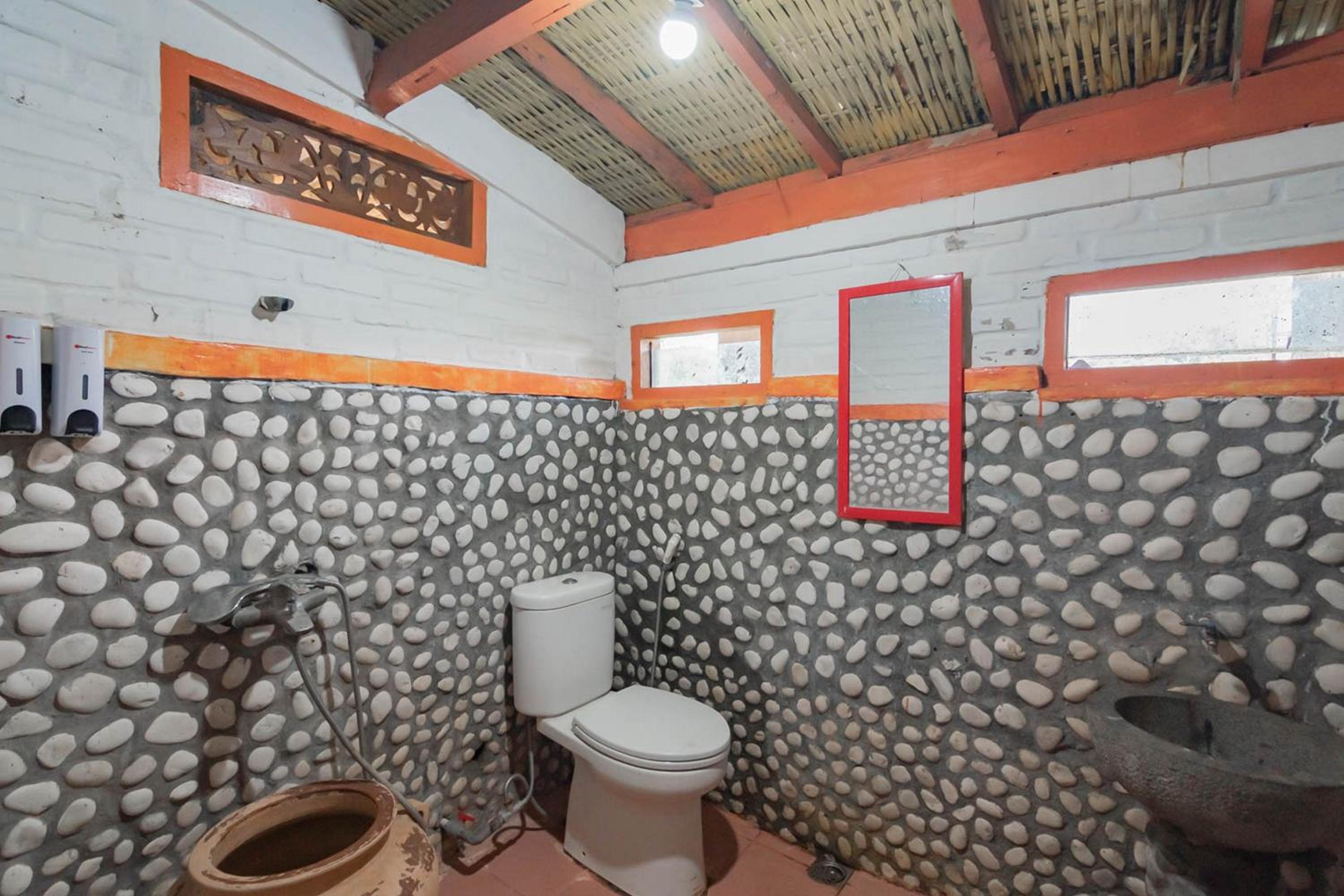 RedDoorz near Farmhouse Lembang, Bandung - 11