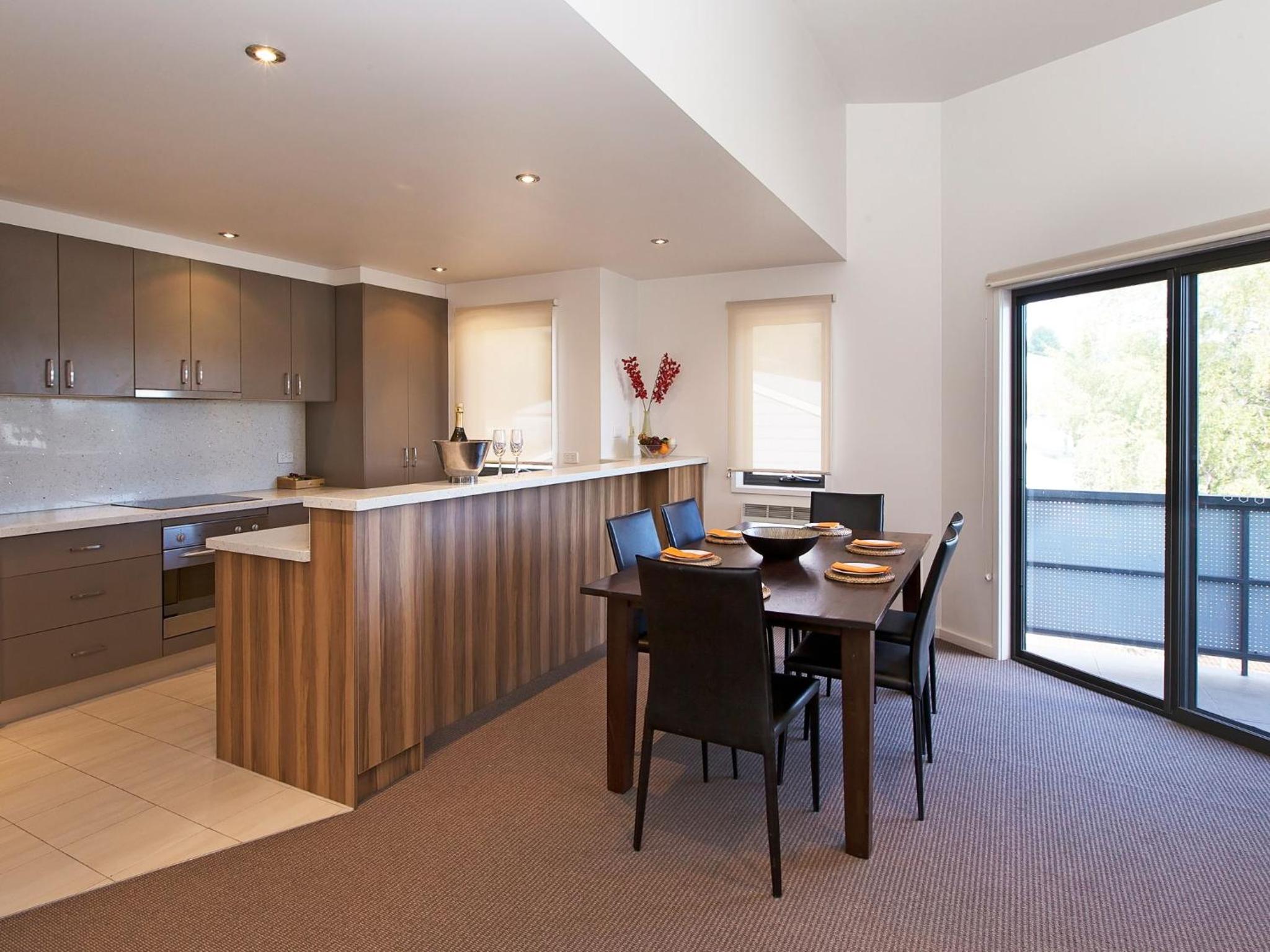 Northview 2 - Modern 2BR Townhouse l Lake View l Central Location l Spa Bath l WiFi