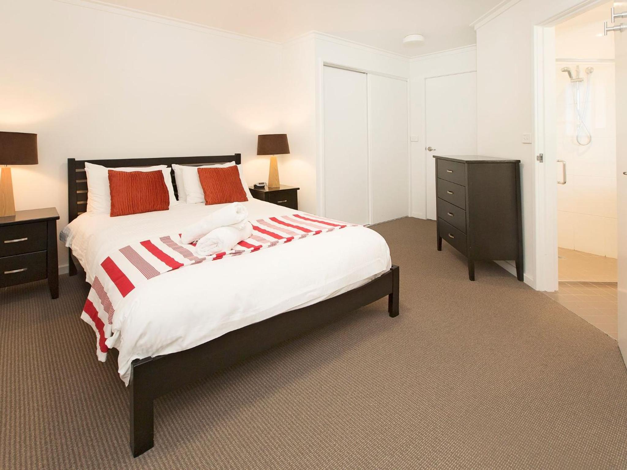 Northview 2 - Modern 2BR Townhouse l Lake View l Central Location l Spa Bath l WiFi