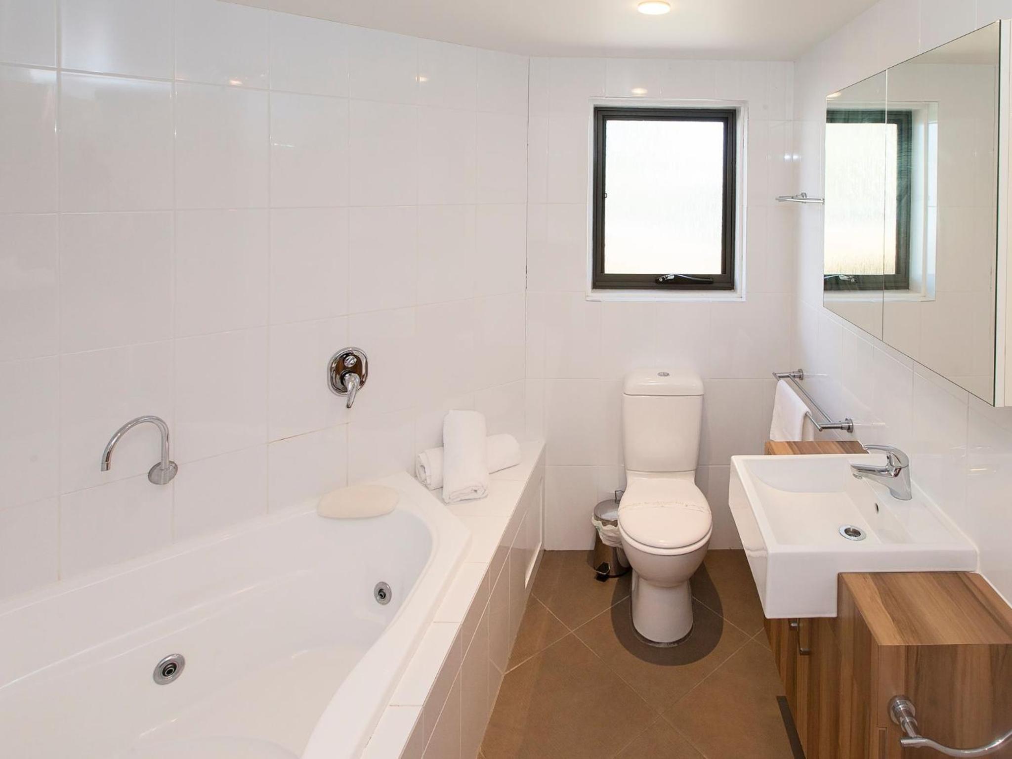 Northview 2 - Modern 2BR Townhouse l Lake View l Central Location l Spa Bath l WiFi