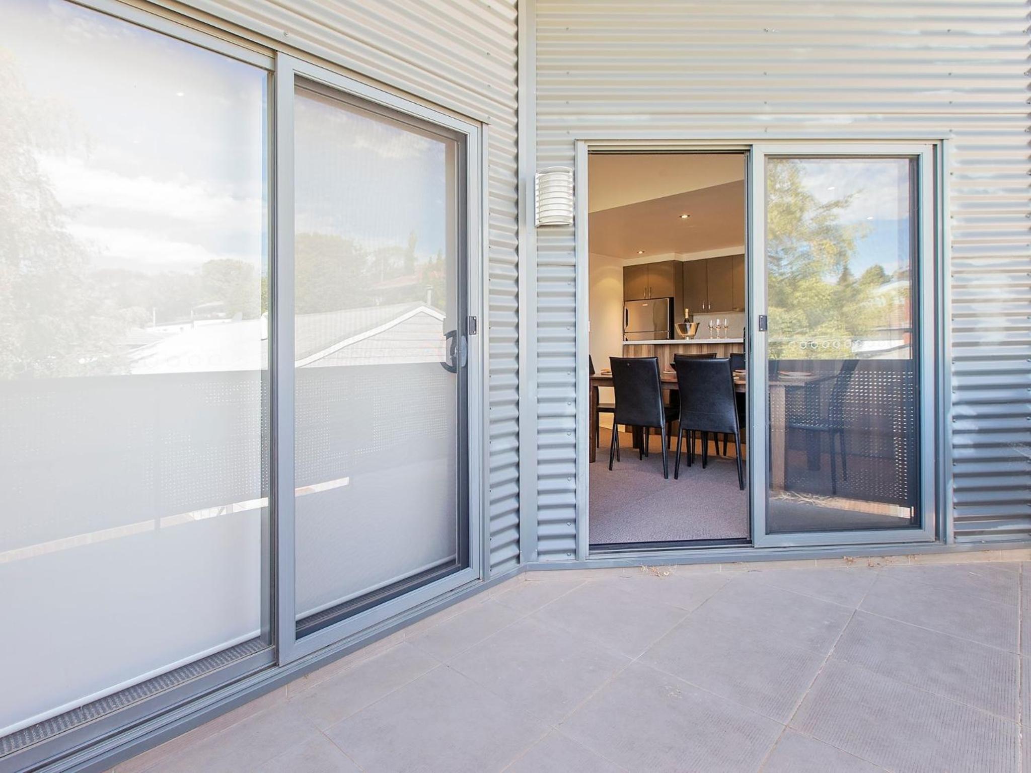 Northview 2 - Modern 2BR Townhouse l Lake View l Central Location l Spa Bath l WiFi