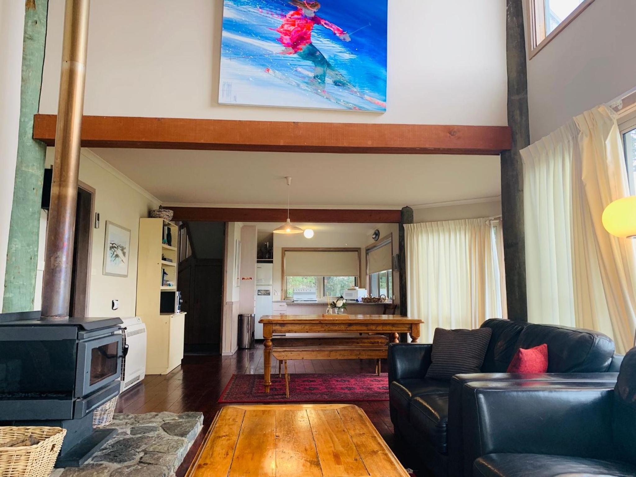 Snowgums on the Lake - Charming 4BR Home l Amazing Lake Views l Balcony