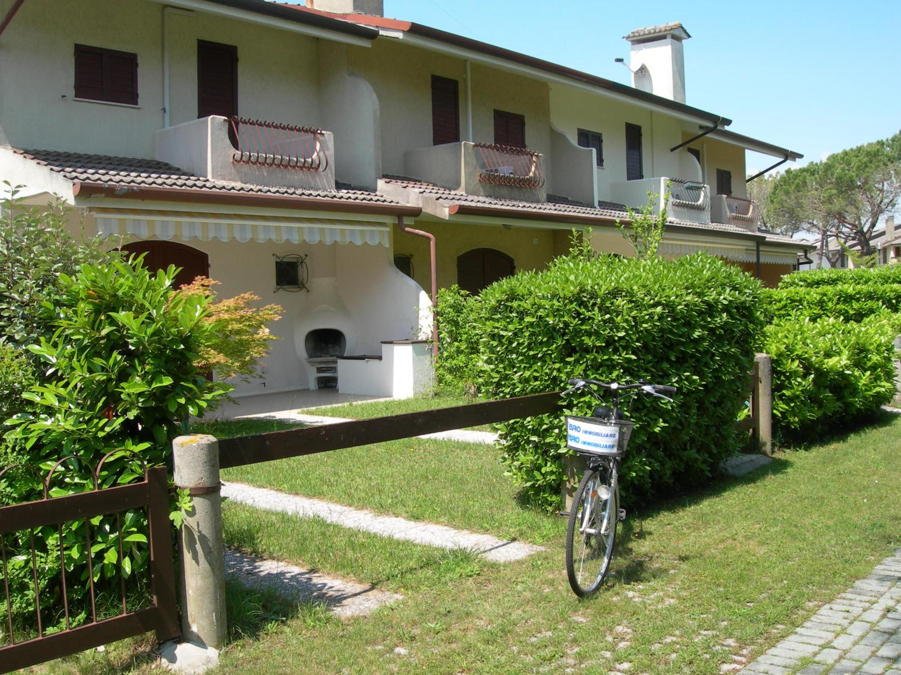 Holiday home with garden and shared pool
