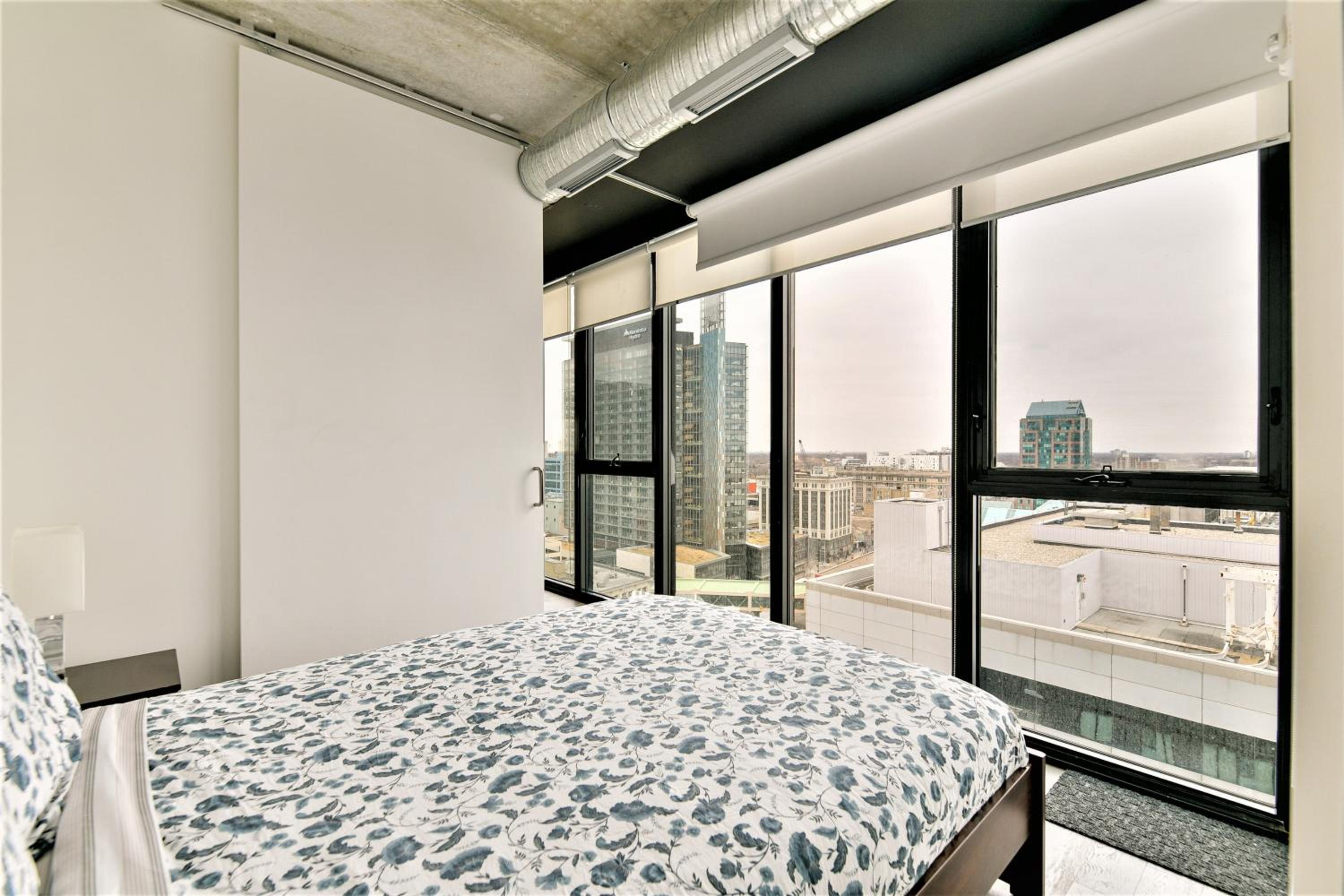 Cozy Skyline Condo in Downtown, across Canada Life Centre view 4