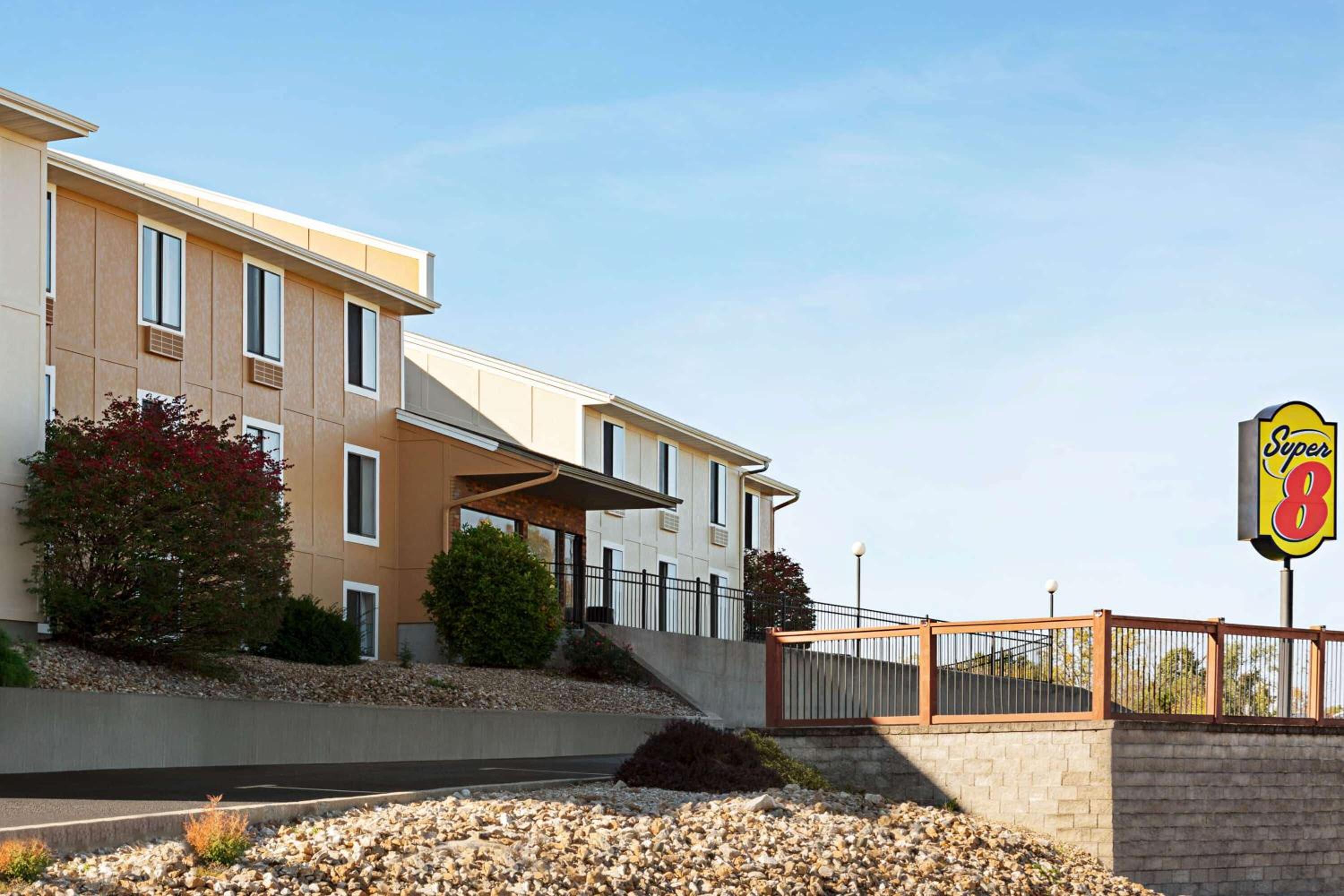 Hannibal Vacations - Super 8 by Wyndham Hannibal - Property Image 3