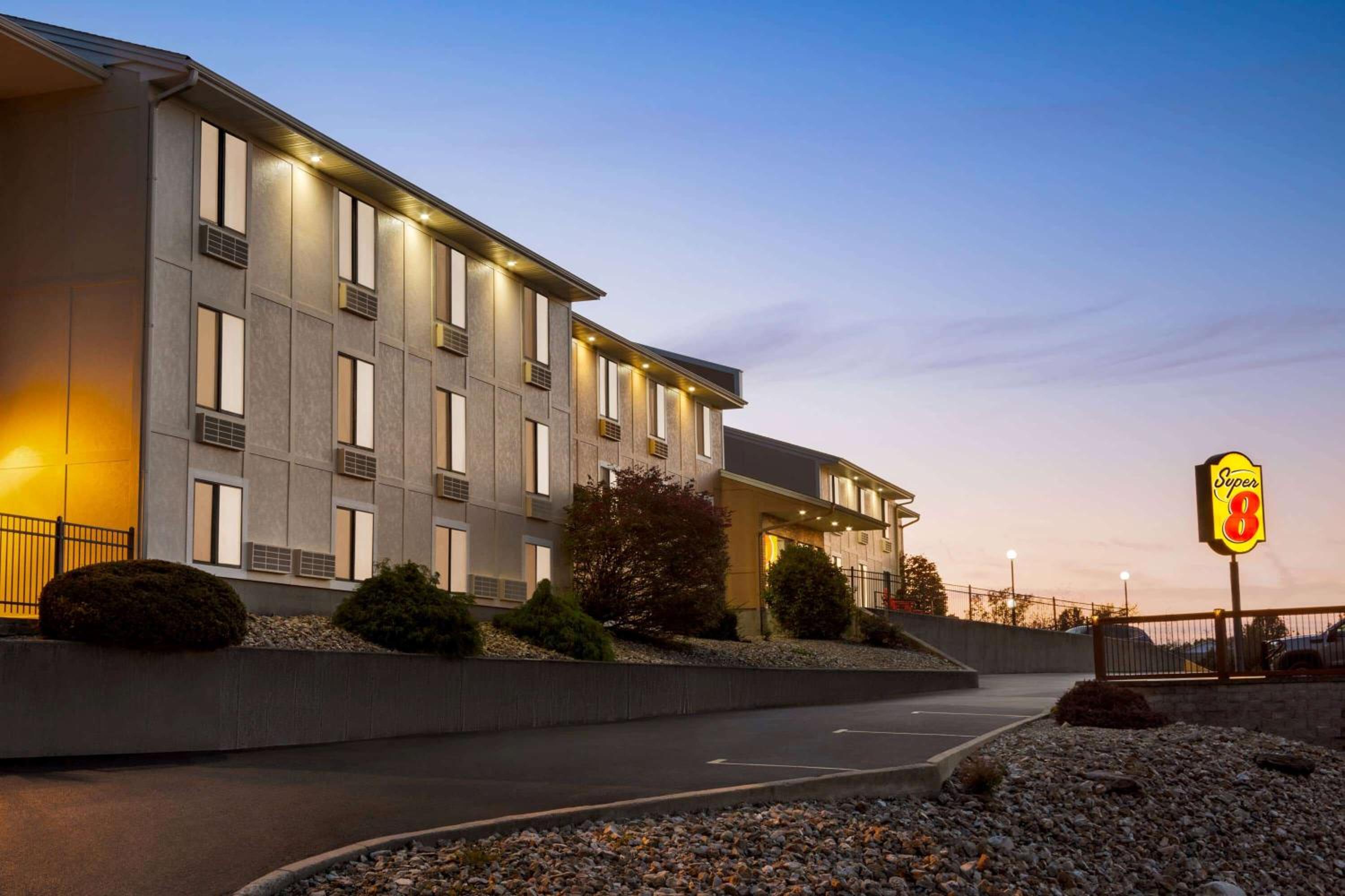 Hannibal Vacations - Super 8 by Wyndham Hannibal - Property Image 4