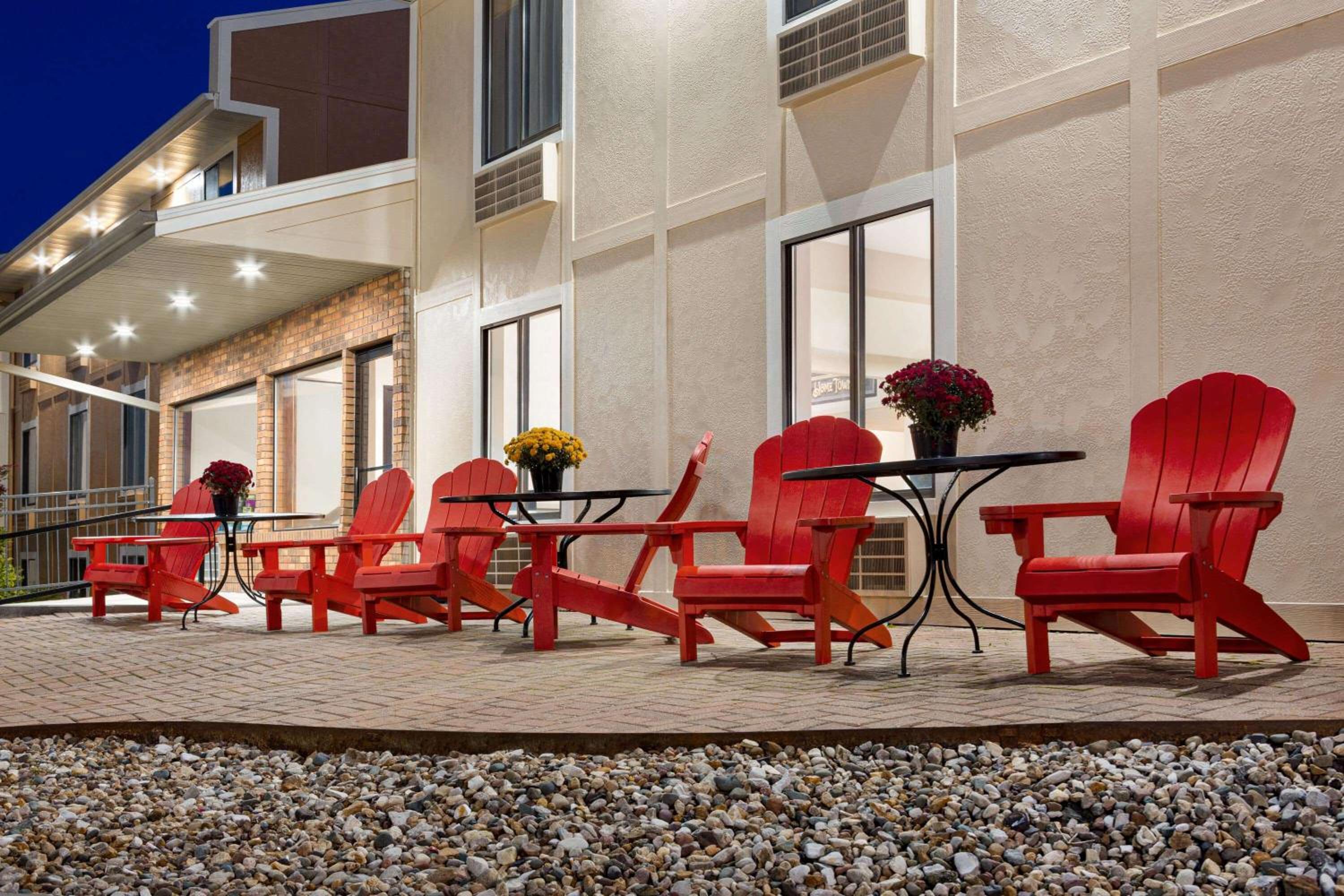 Hannibal Vacations - Super 8 by Wyndham Hannibal - Property Image 5