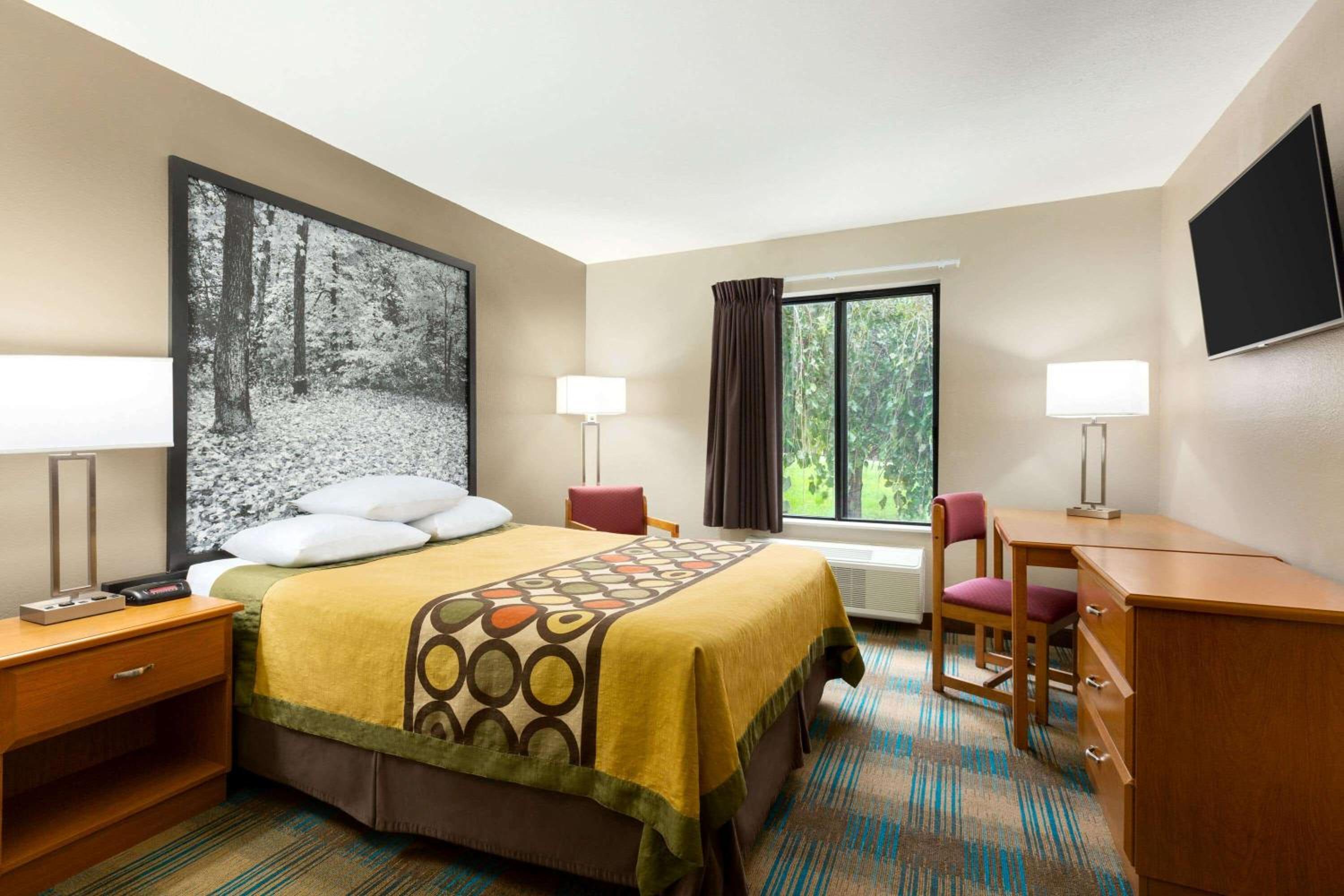 Hannibal Vacations - Super 8 by Wyndham Hannibal - Property Image 1
