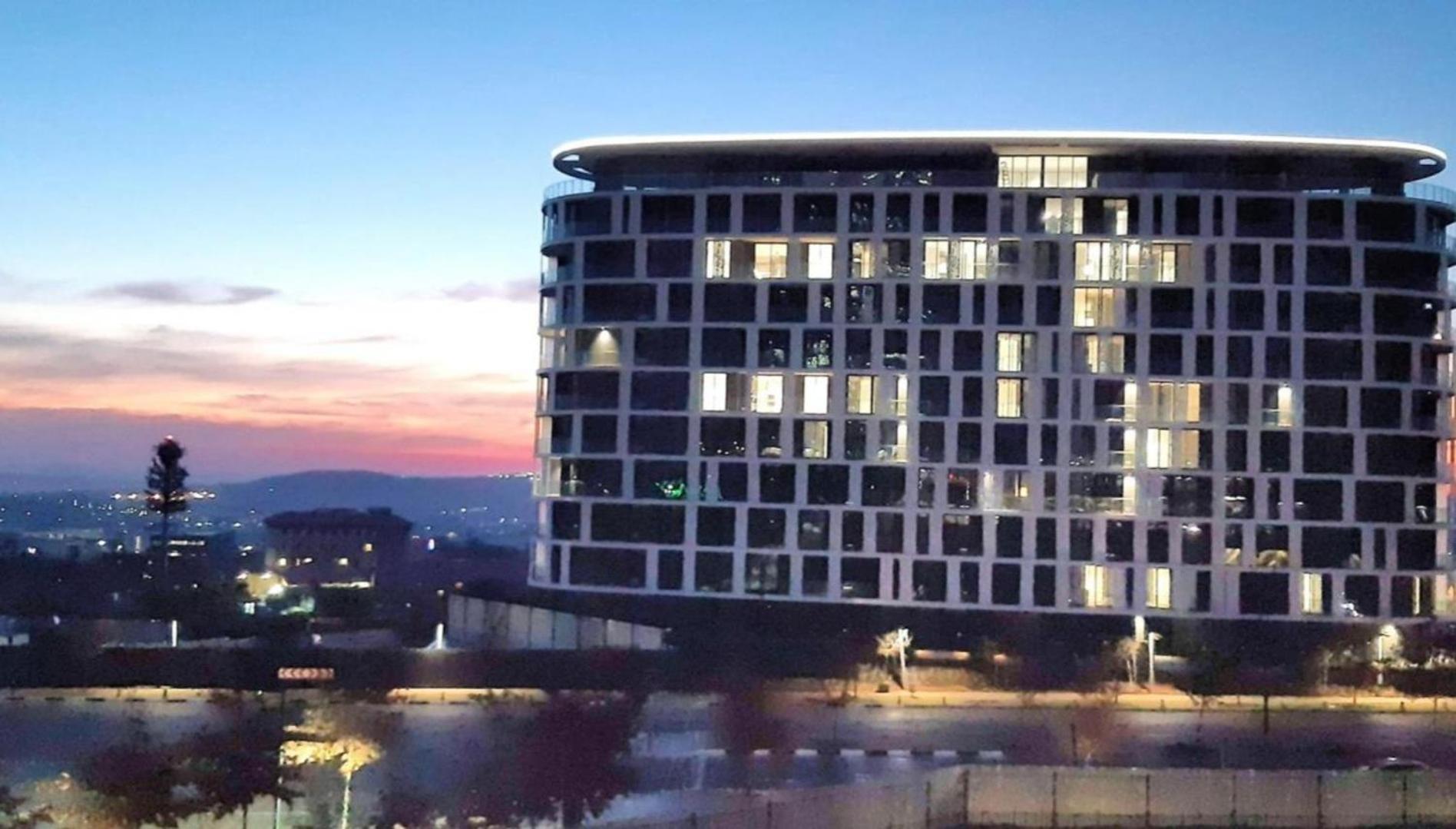 Stylish Modern 2BR in Waterfall Ellipse - Sleeps 4 - Fast WiFi - Secure Parking view 2