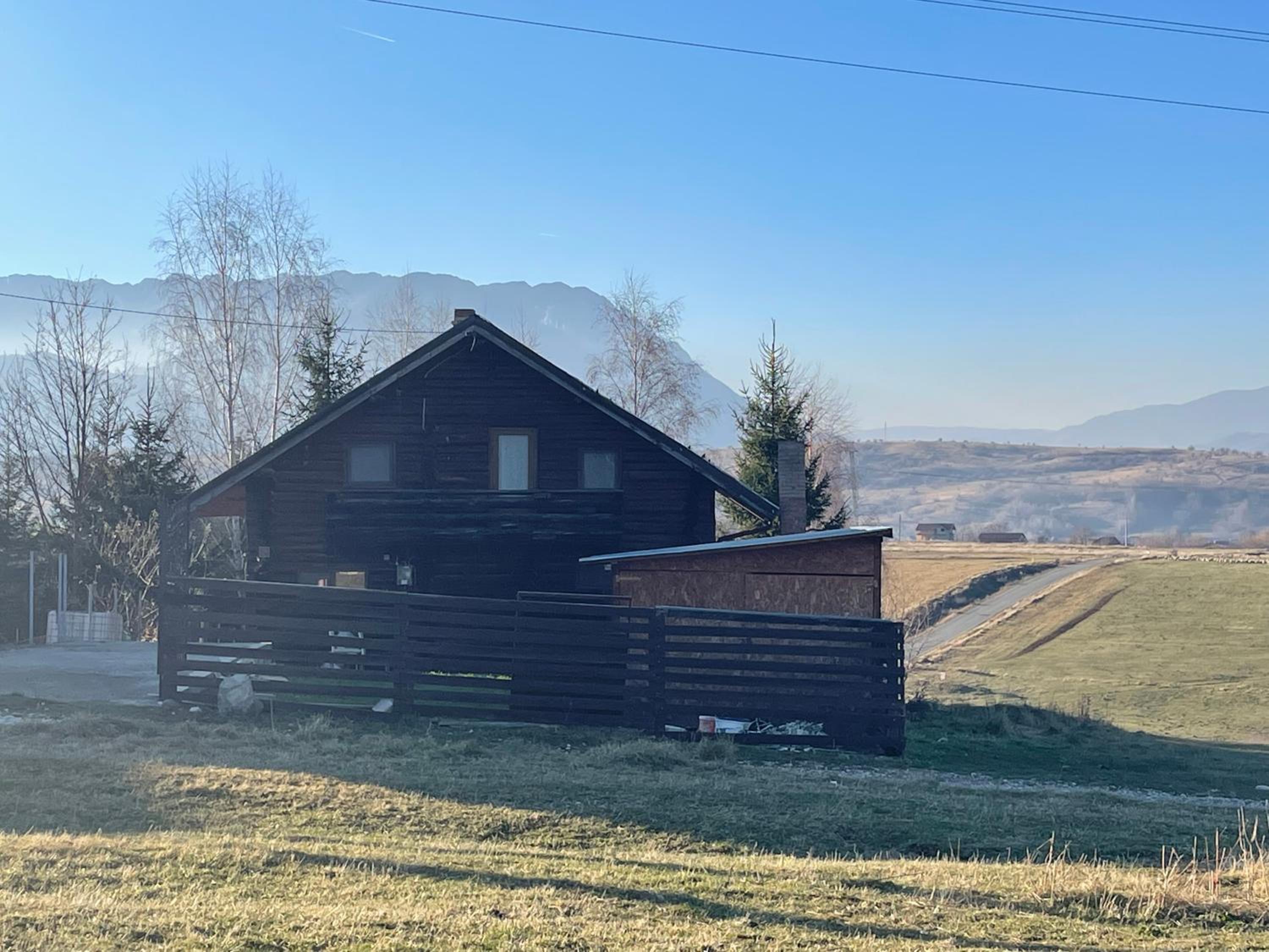3 Bed Chalet Sleeps 8 -Fireplace & Enclosed Garden view 2