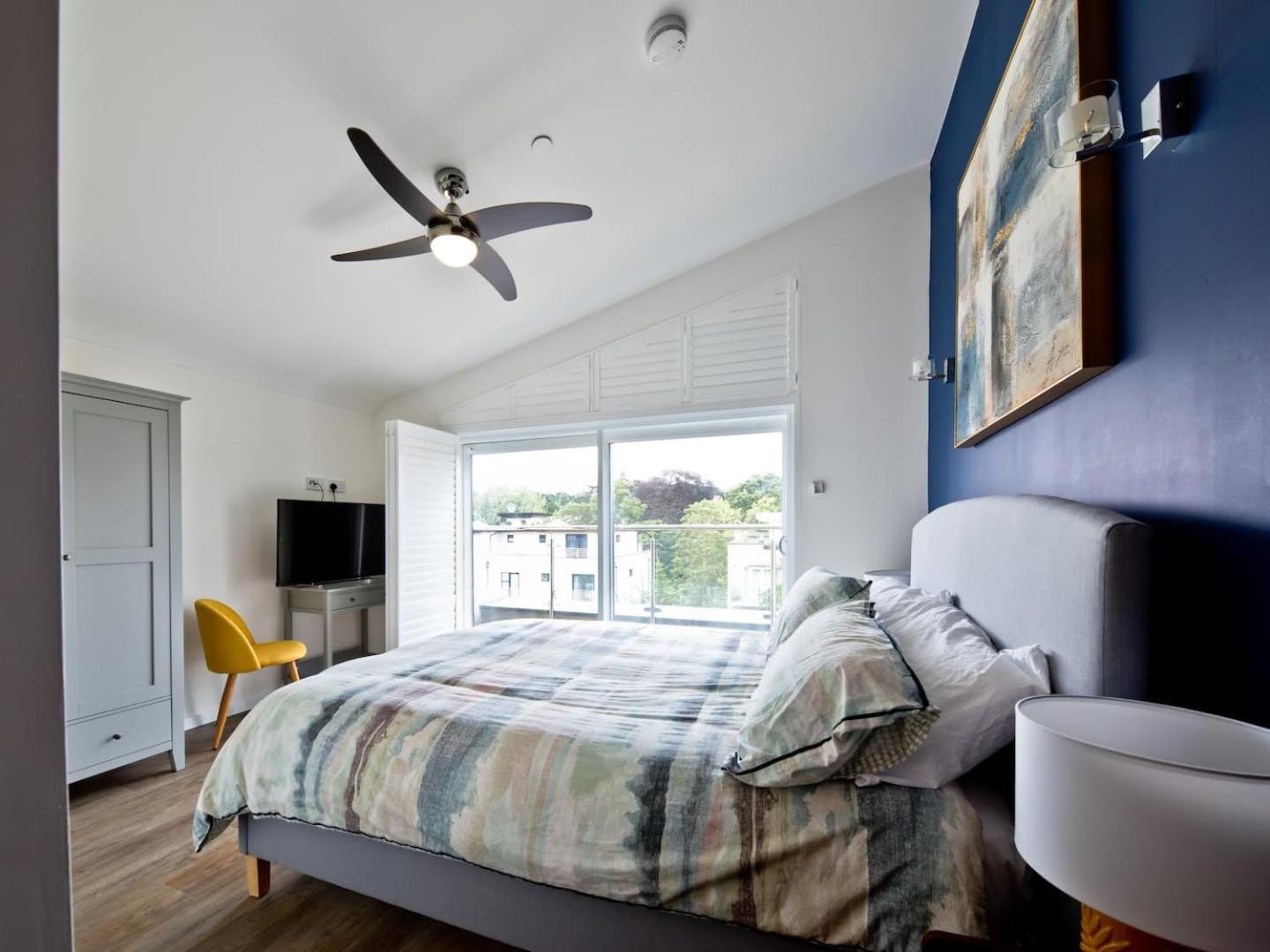 Stunning 3 Bed Townhouse: Westbourne with parking view 2
