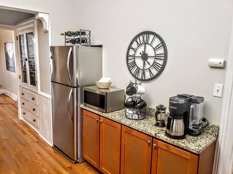 Stylish 2-bedroom Flat in Lincoln Park view 5