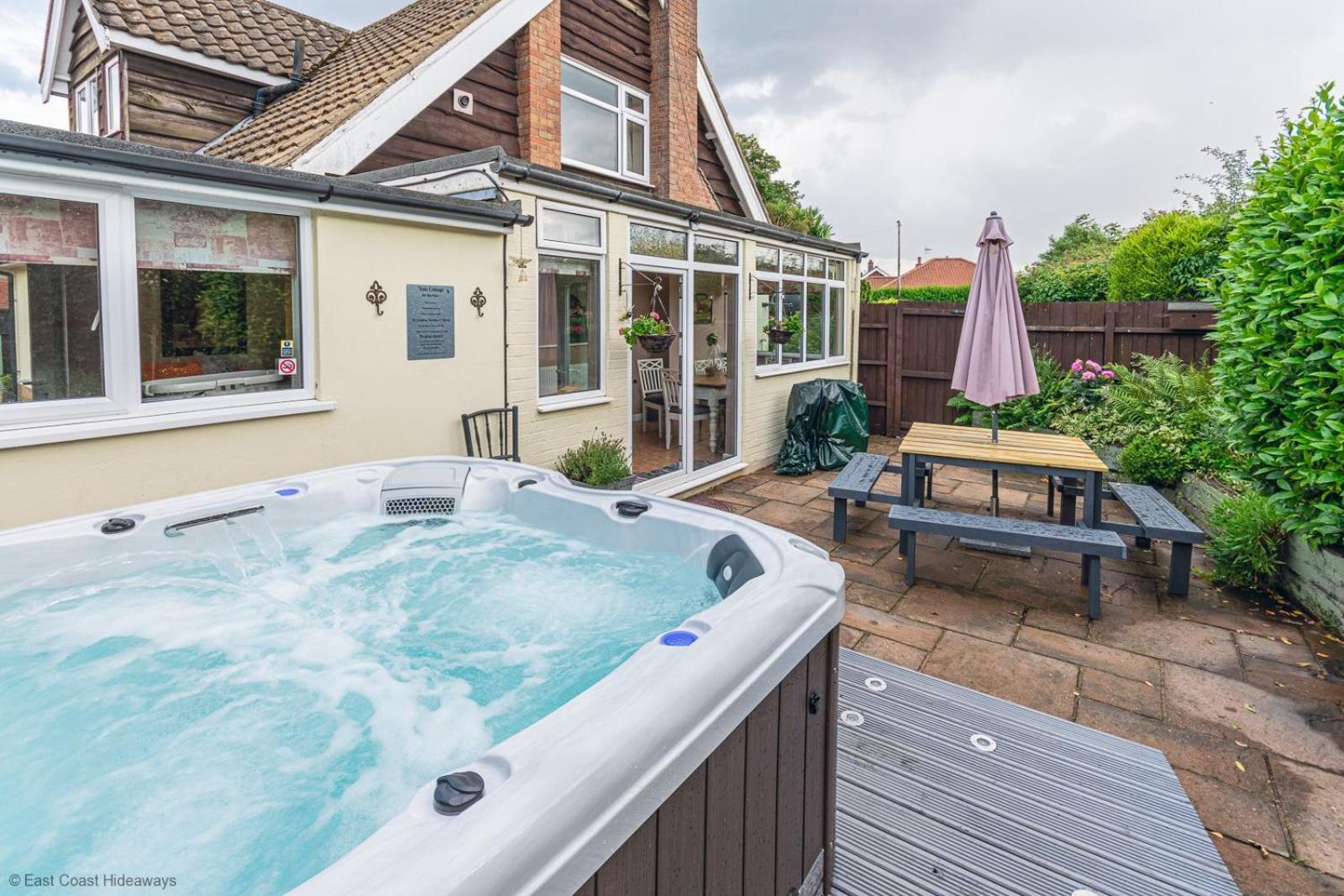 4 bed Coastal cottage sleeping 10 with hot tub view 5