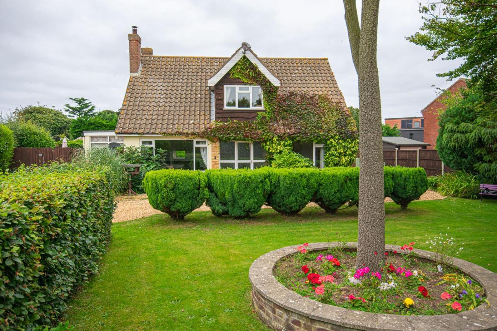 4 bed Coastal cottage sleeping 10 with hot tub view 2
