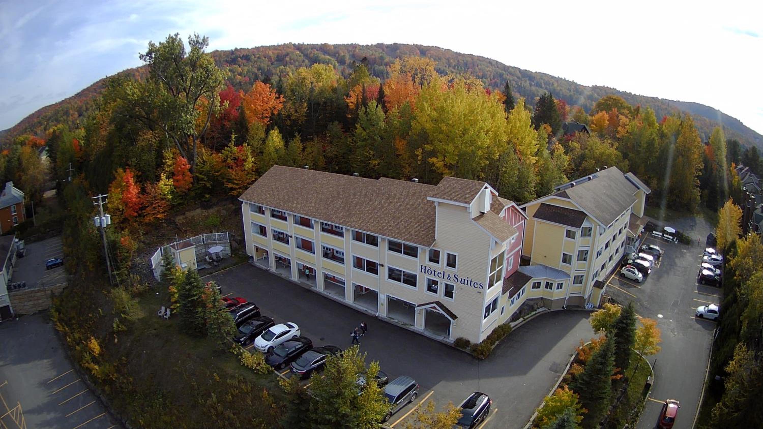 Hotel and Suites Les Laurentides - Image 1