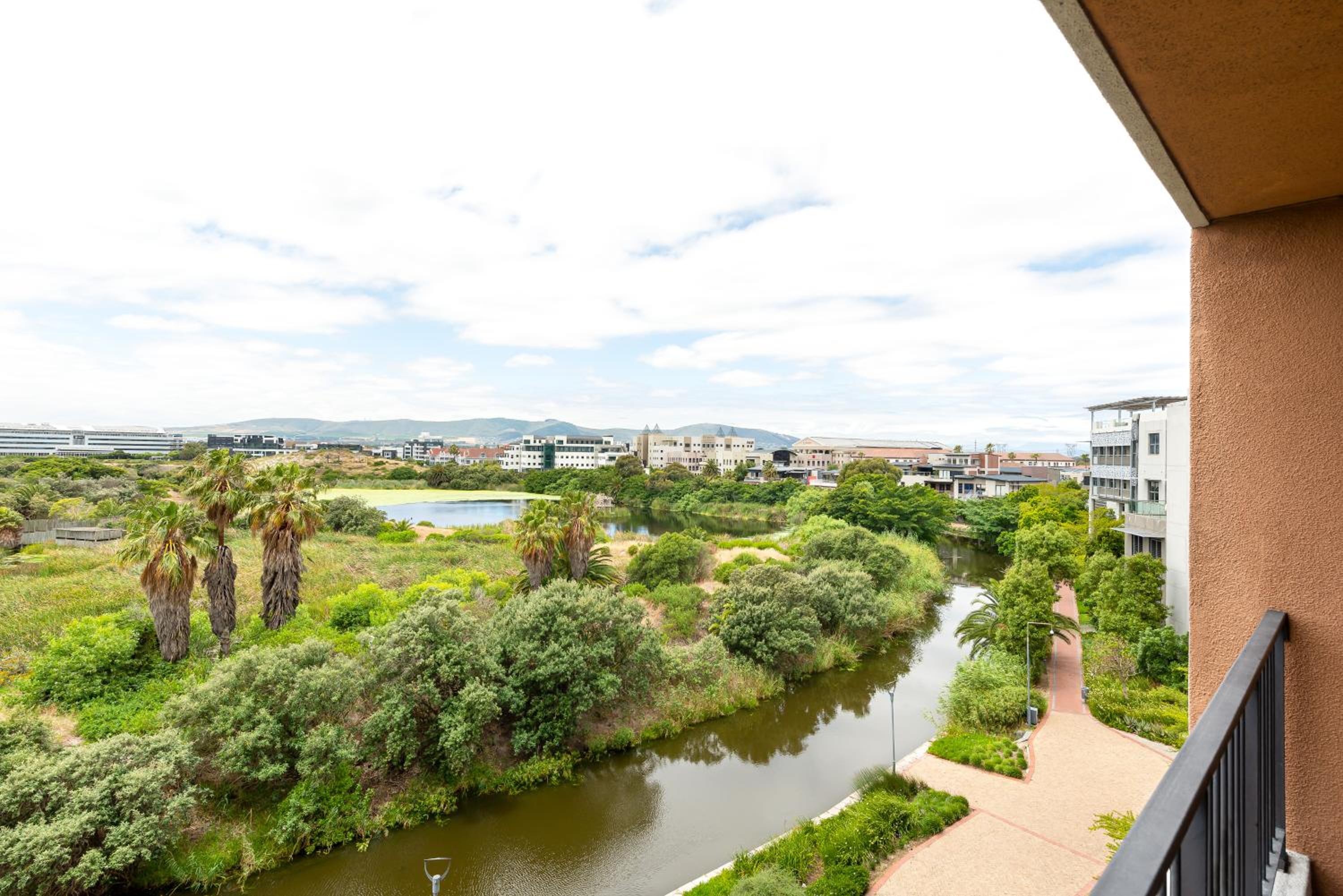 Waters Edge Apartments view 4
