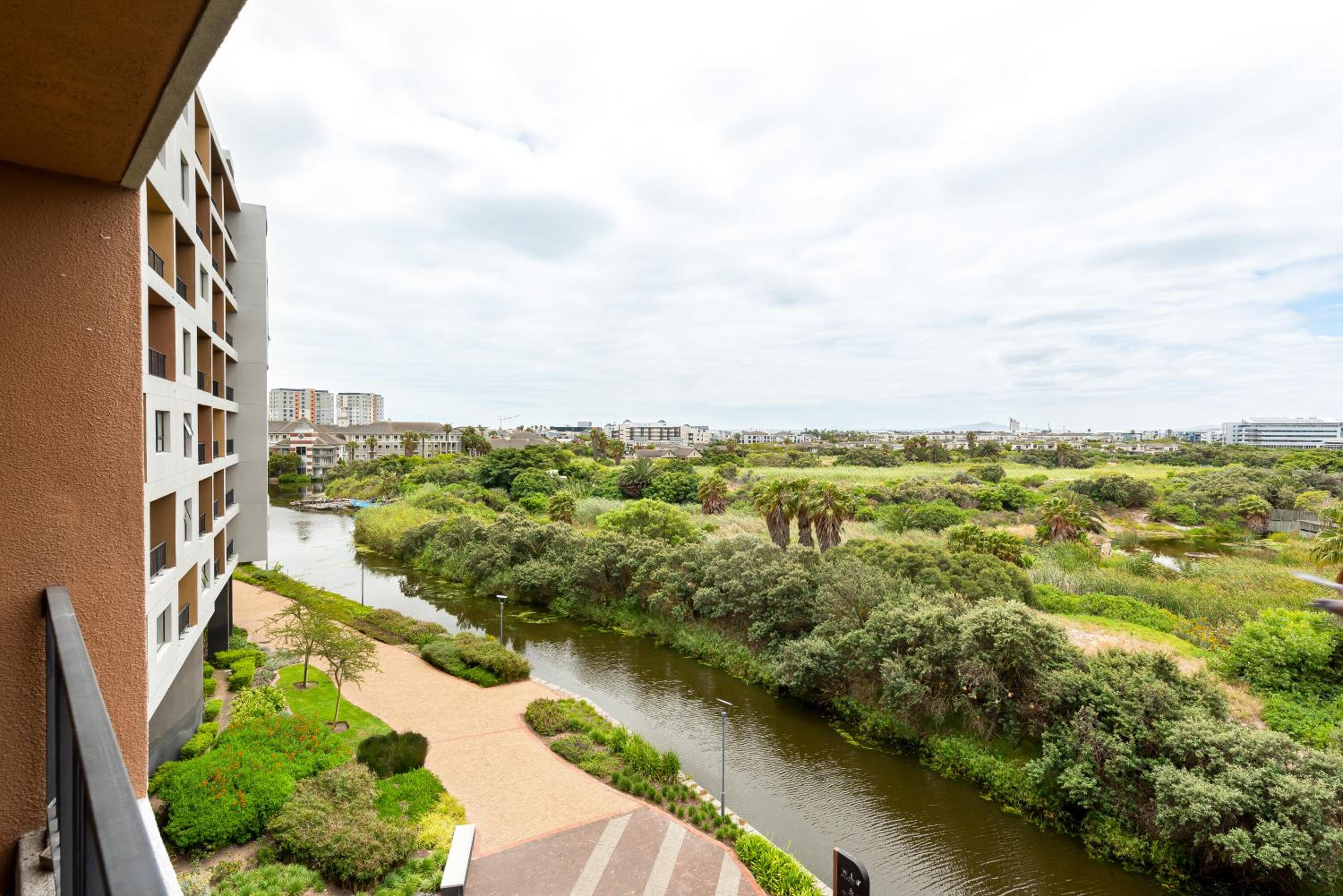 Waters Edge Apartments view 3