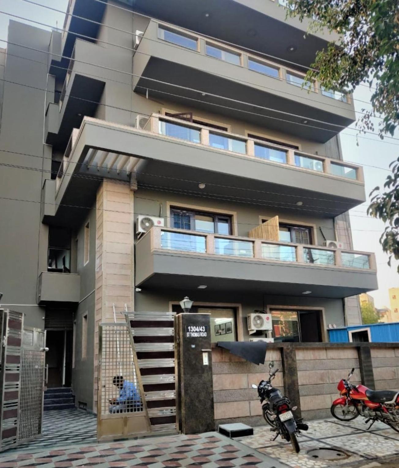 BluO 1BHK - DLF Golf Course Road , Balcony, Lift