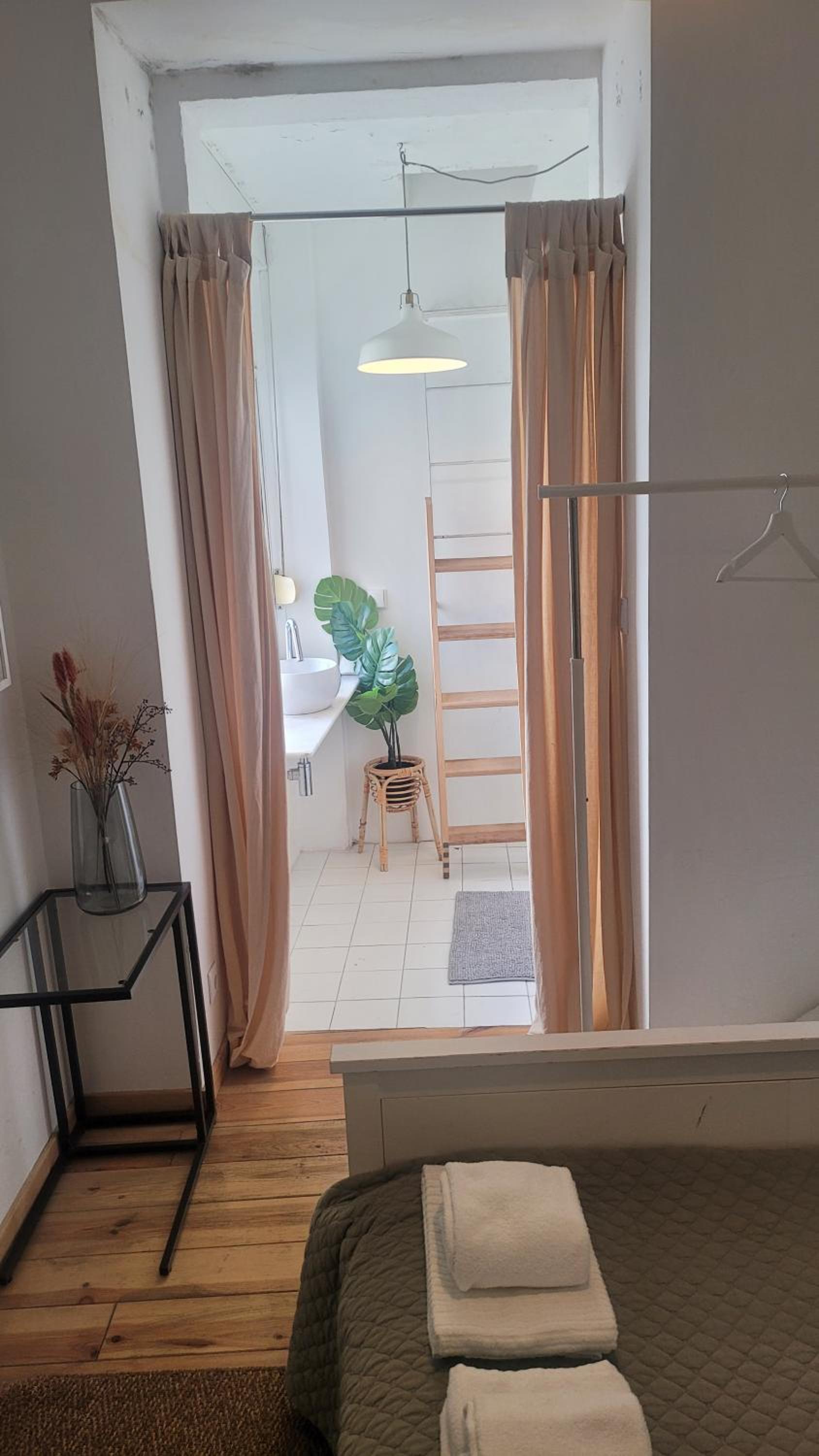 Tiny suite with private bathroom - Bairro Alto view 2