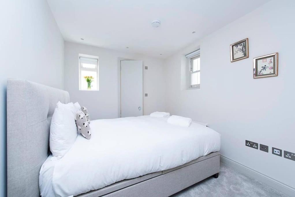 Beautiful 2BR flat with free parking in West London