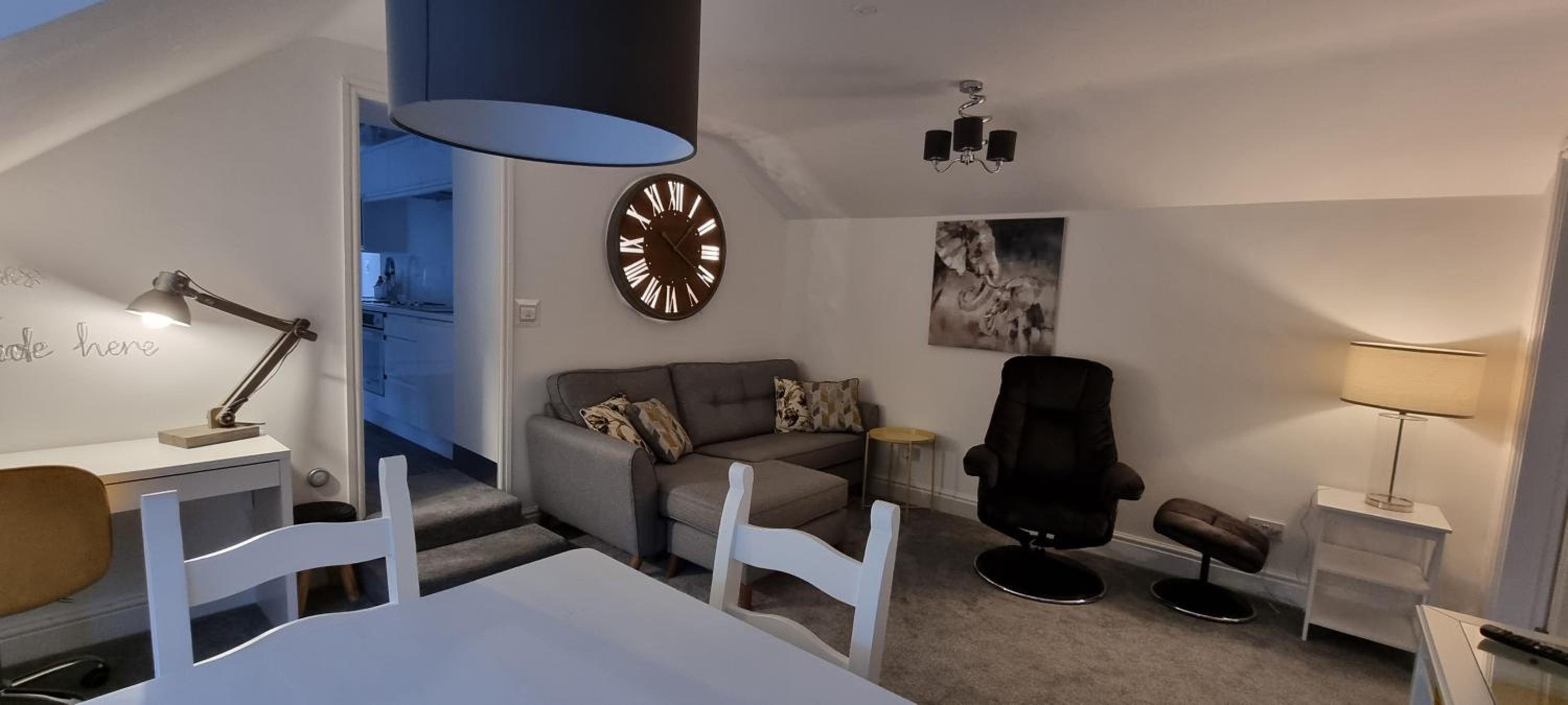 Modern and spacious 2 bedroom apartment with free parking