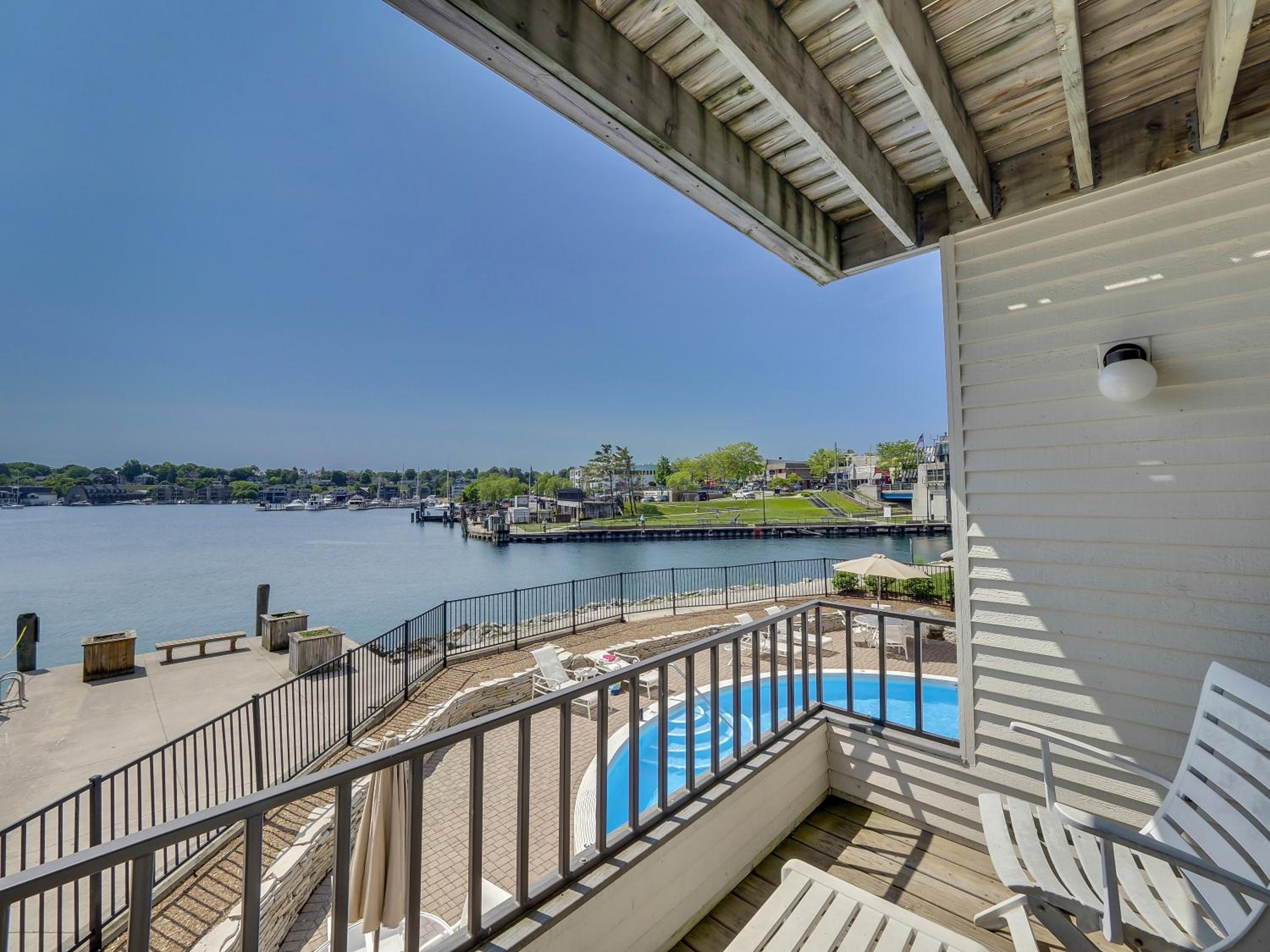 111 Edgewater Inn view 4