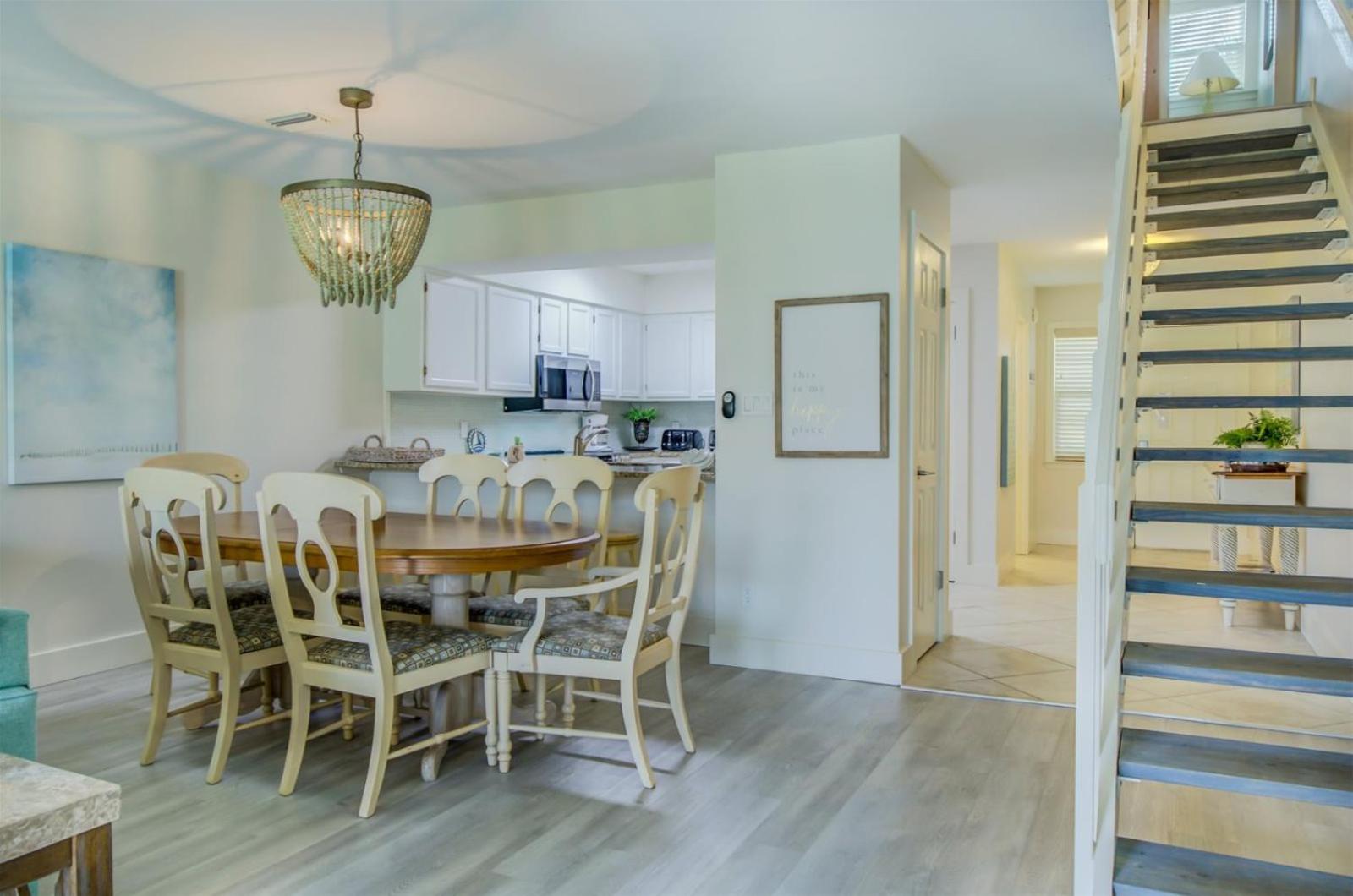 2 C, Three Bedroom Townhome view 4