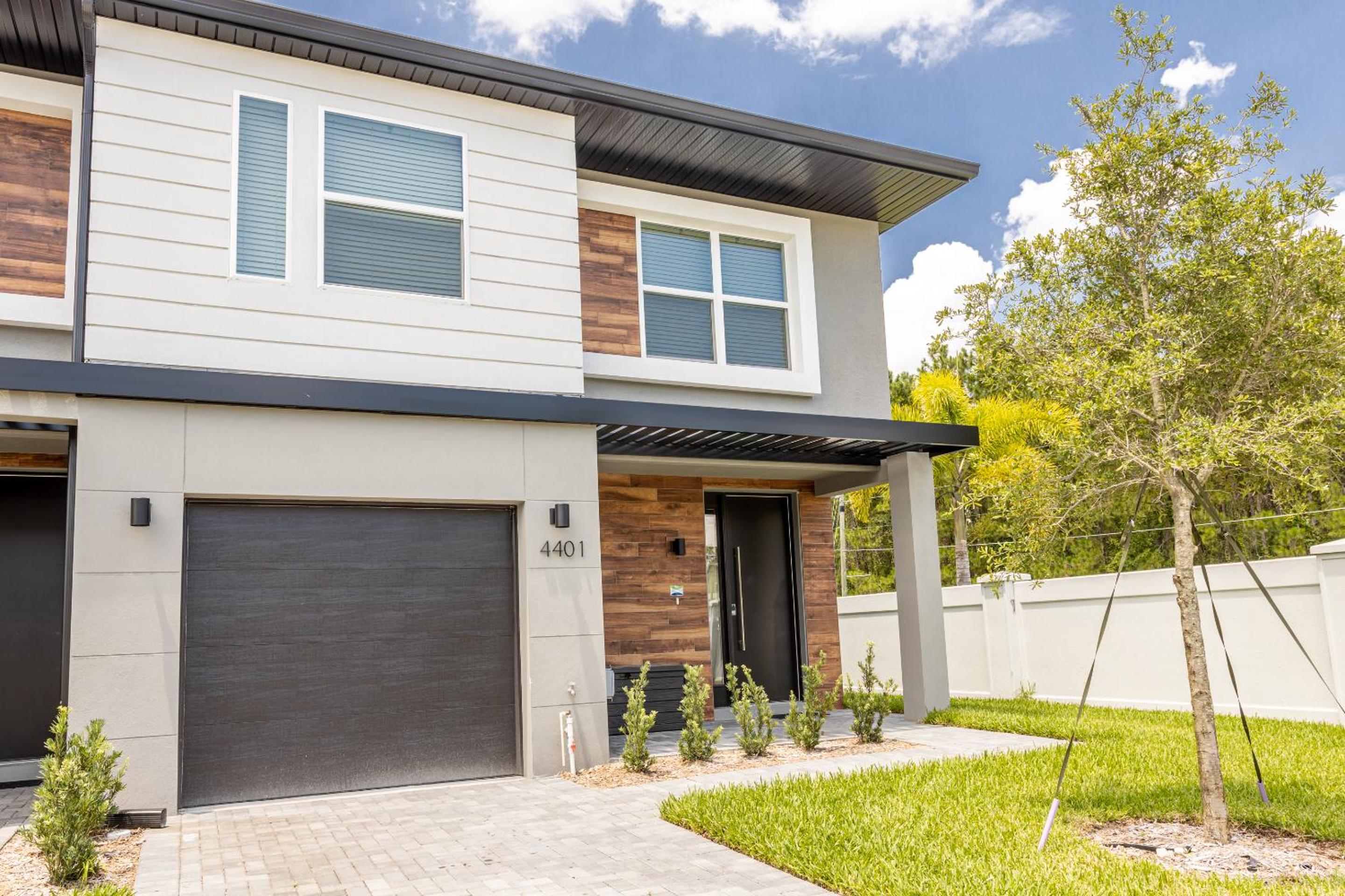 Beautiful Four Bedrooms Townhouse at Le Reve Resort (210121)